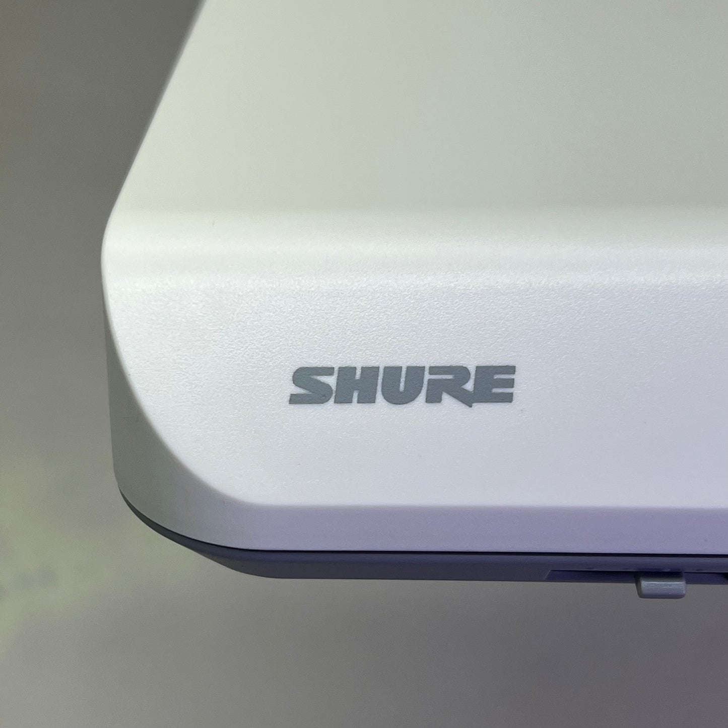 SHURE Wall-Mounted Wideband RF Coverage Panel Antenna 470-698 MHz White