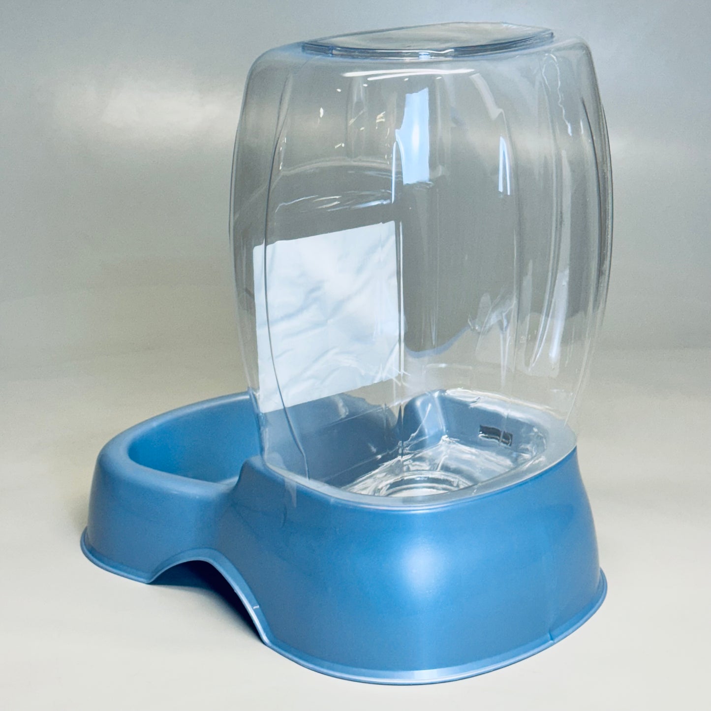 PETMATE Gravity Waterer 3 Gallon Sz 15” H x 14” L x9” W Clear and Blue 533022