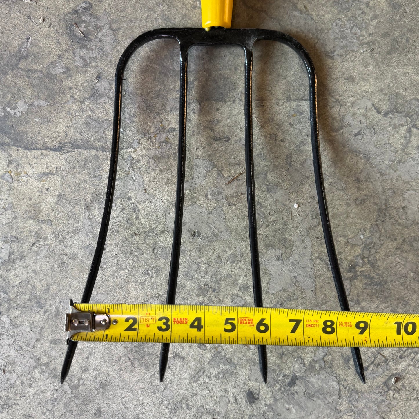 TRUE TEMPER Manure Fork 4-Tines for Wet & Clumpy Material 1838000