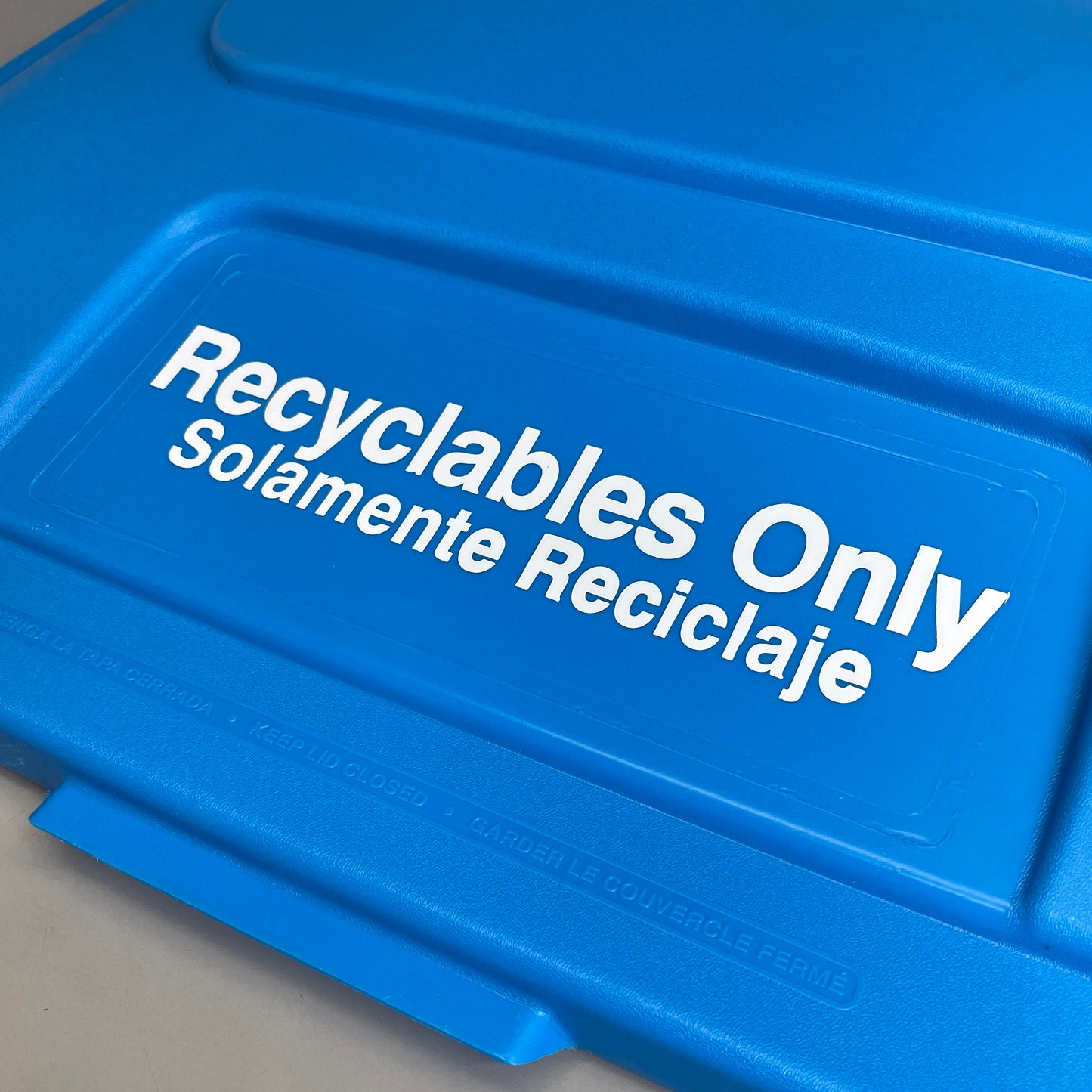 TOTER Replacement Lid "Recyclables" for 64 Gallon 2-Wheel Trash Can Blue 96764