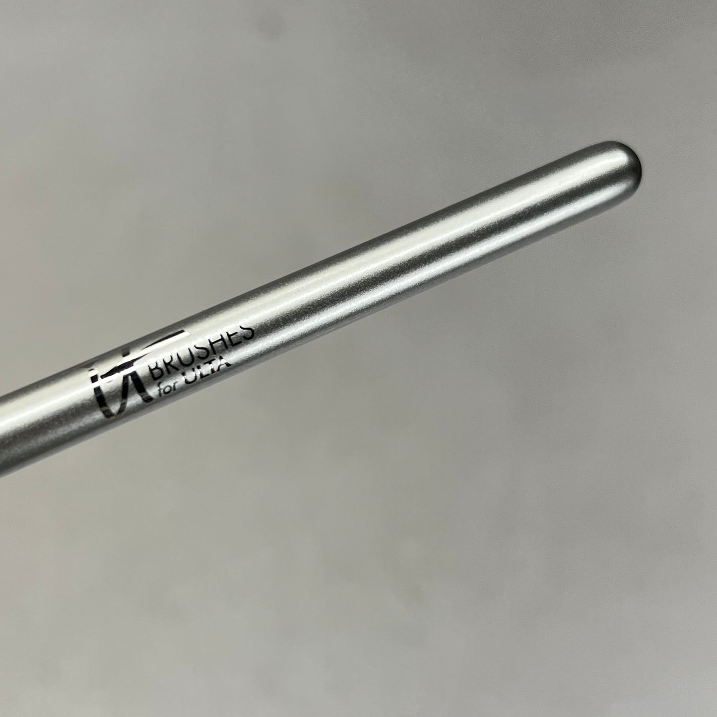 IT COSMETICS (2 PACK) Airbrush Precision Shadow Brush #112 Brown/Silver