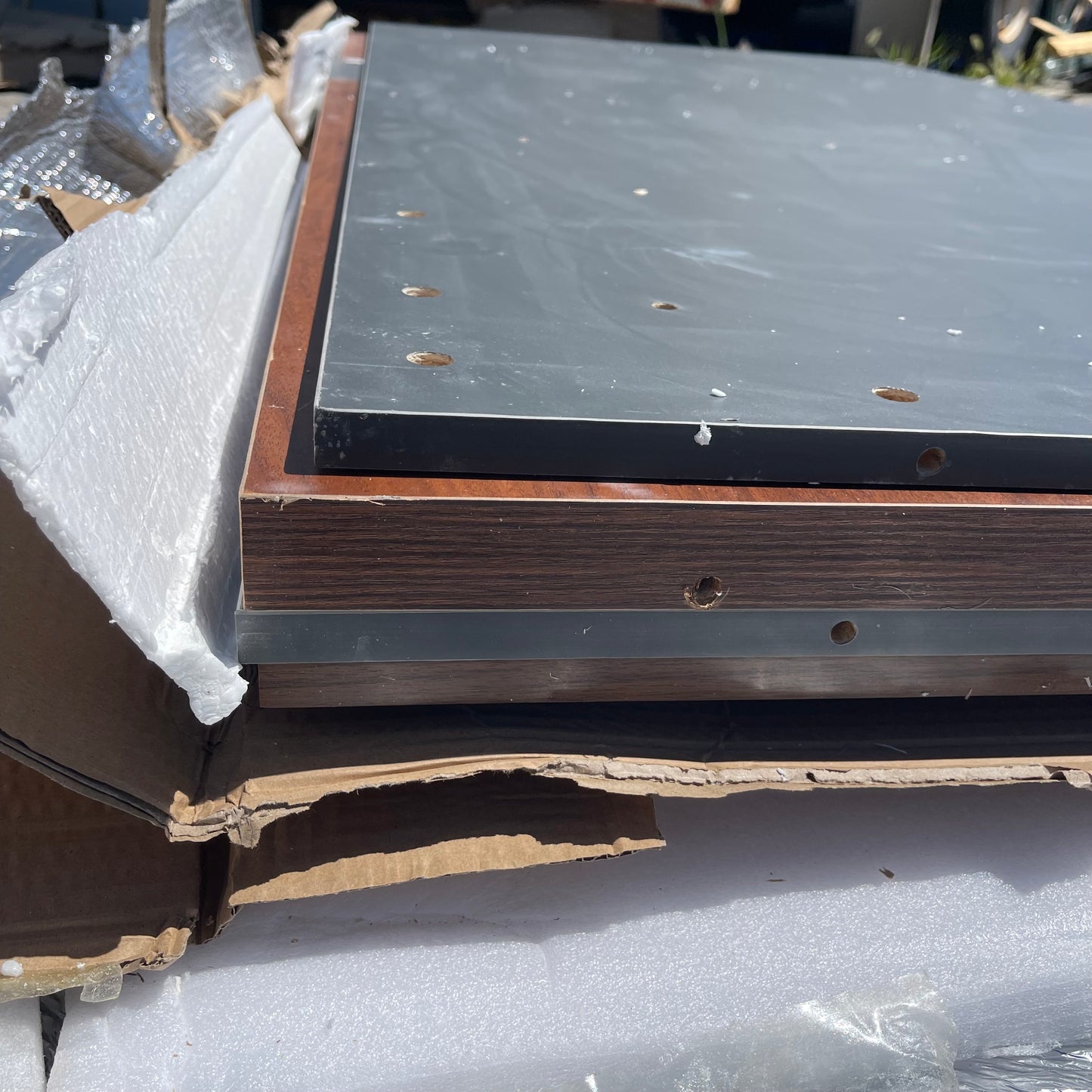 ZA@ Pallet of MIXED Unassembled Office Desk, Glass Panels, & Rubber Mats (AS-IS)