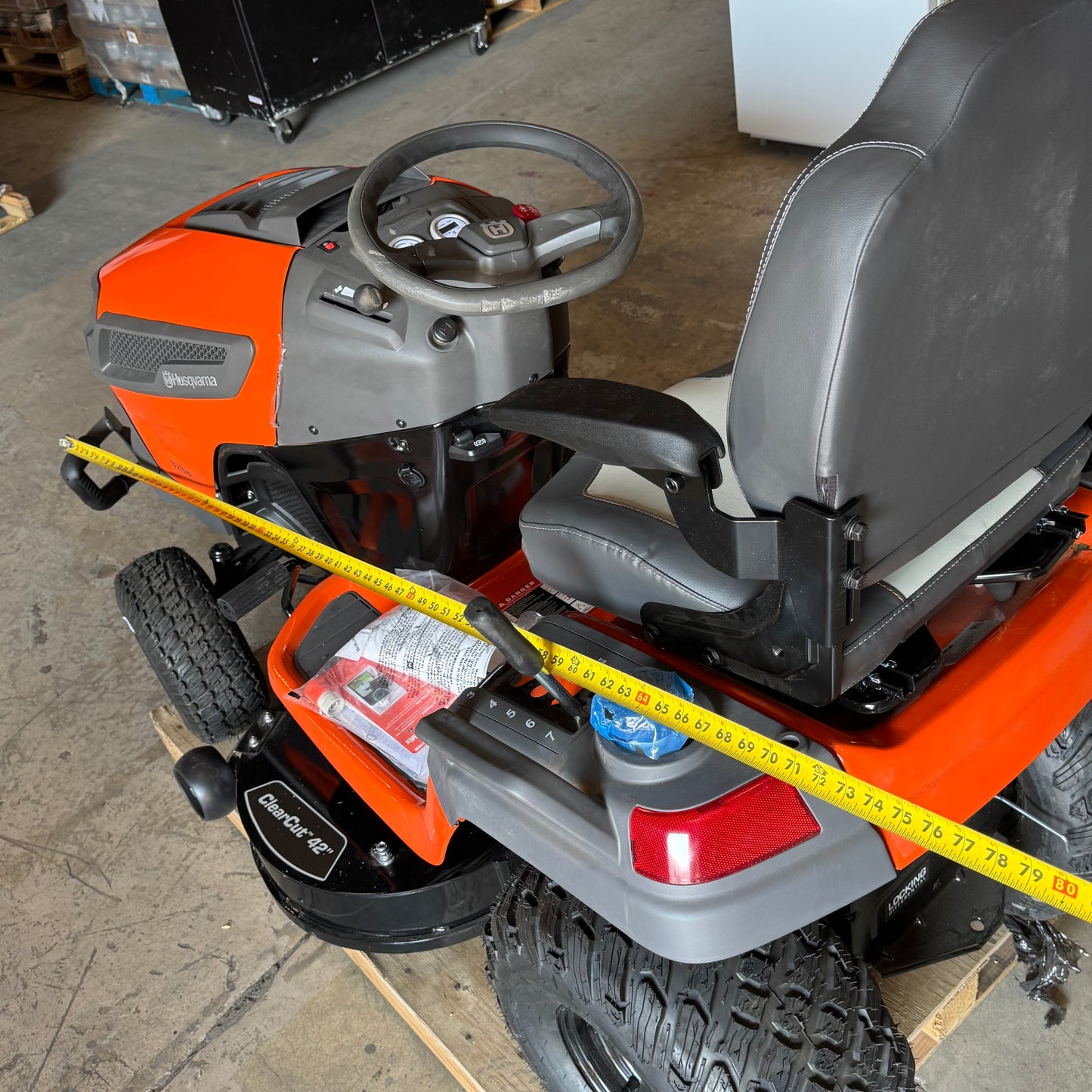 ZA@ HUSQVARNA (42") 23HP Kawasaki Lawn Tractor w/ Locking Differential TS275XD (New Damaged, Riding Lawn Mower with Bent Rear Wheel/Axle – For Repair)