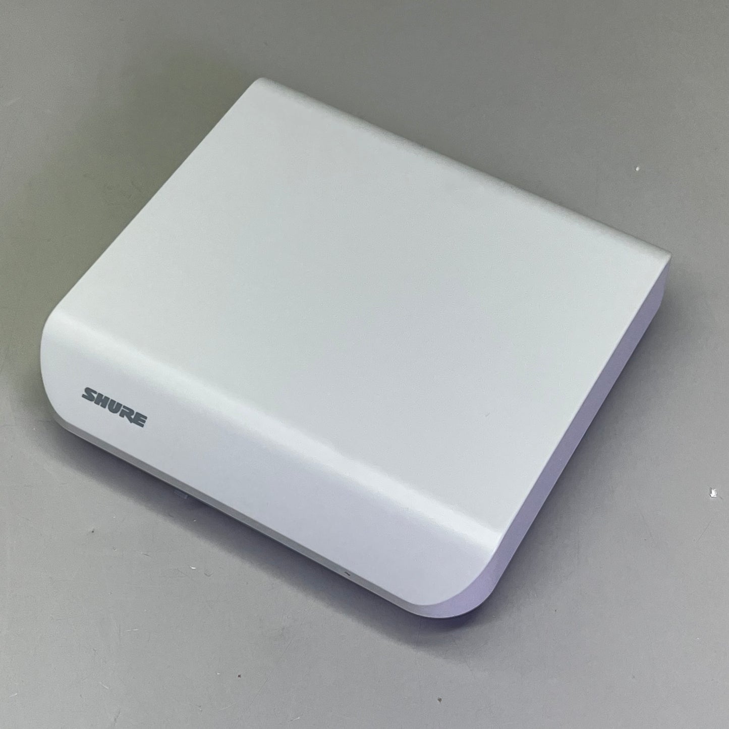 SHURE Wall-Mounted Wideband RF Coverage Panel Antenna 470-698 MHz White