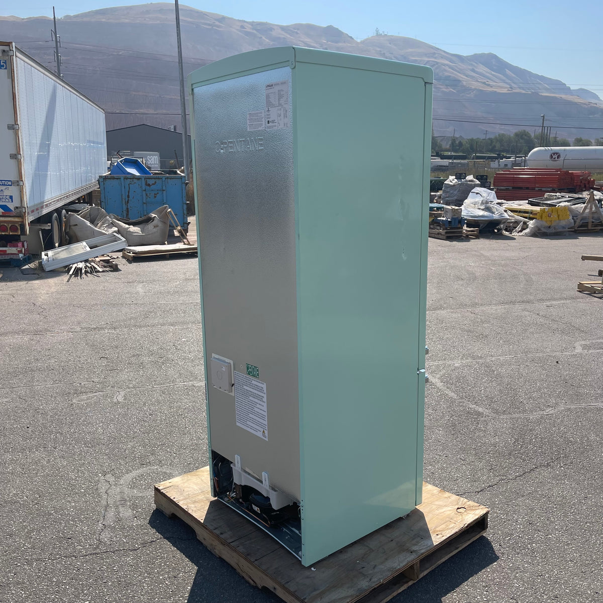UNIQUE APPLIANCES Classic Series Bottom Mount Refrigerator 75"x29"x28" Ocean Mist UNQ-455L (Good)