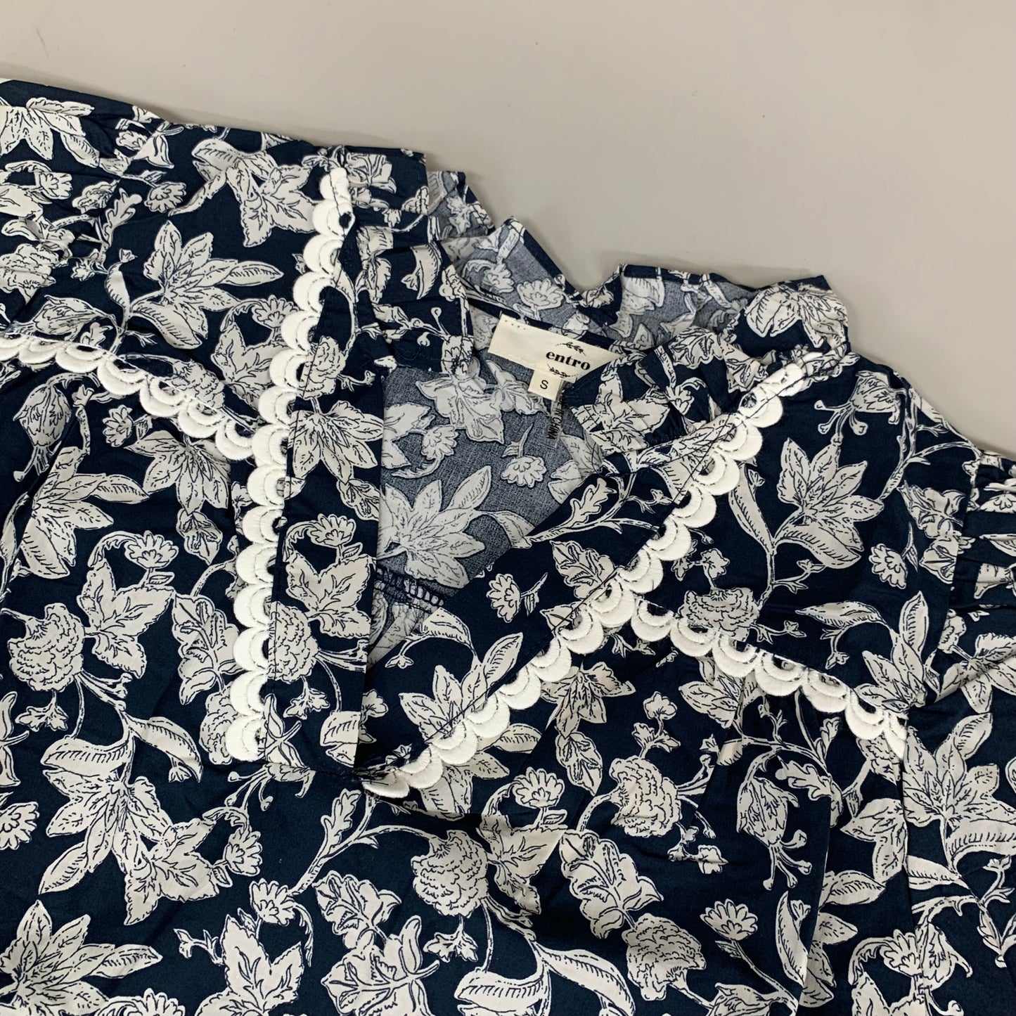 ENTRO Floral Pattern Ruffle Blouse Women's Sz S Navy/White T25612