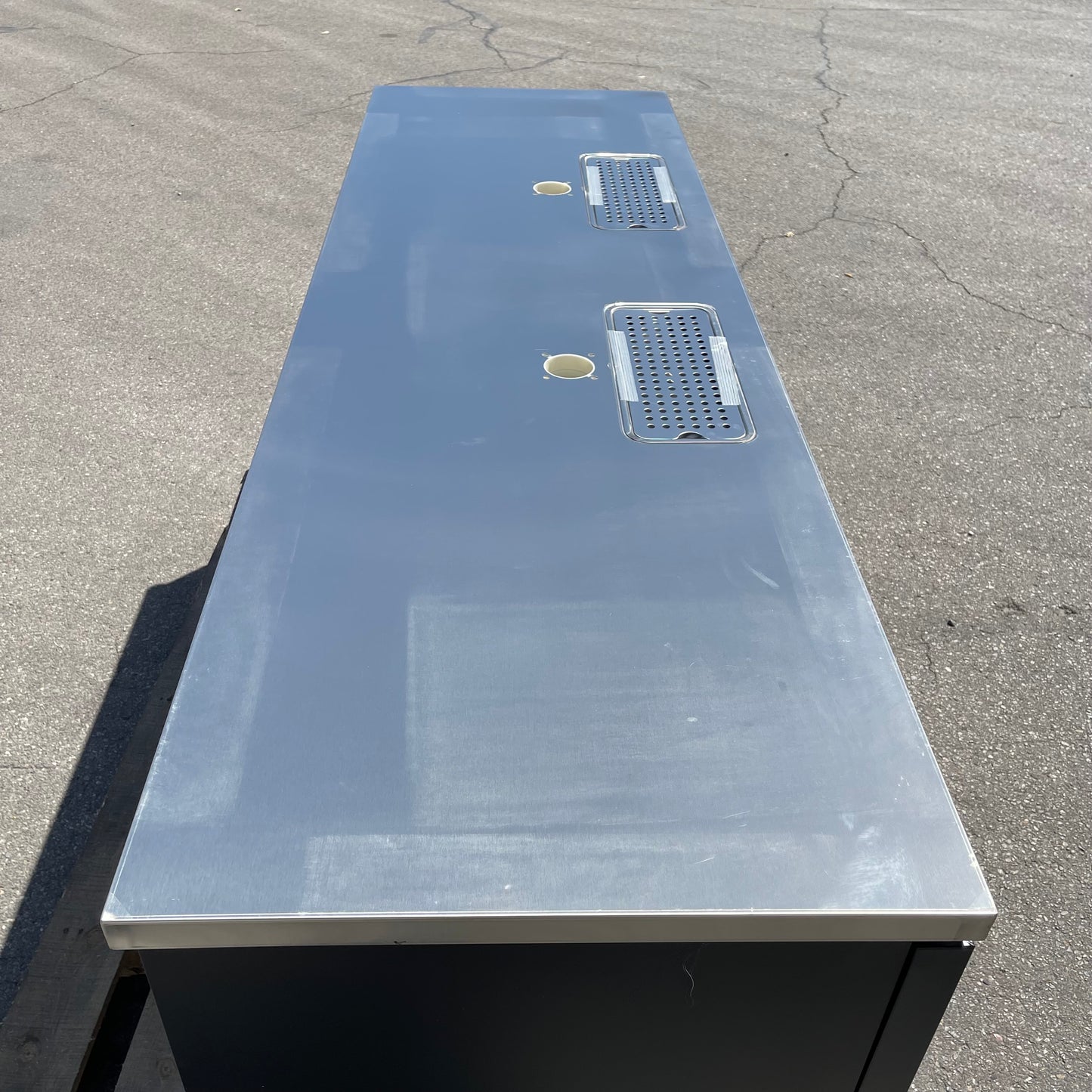 AVANTCO Keregator / Beer Dispenser 90”x36”x28” Black 178UDD4HC