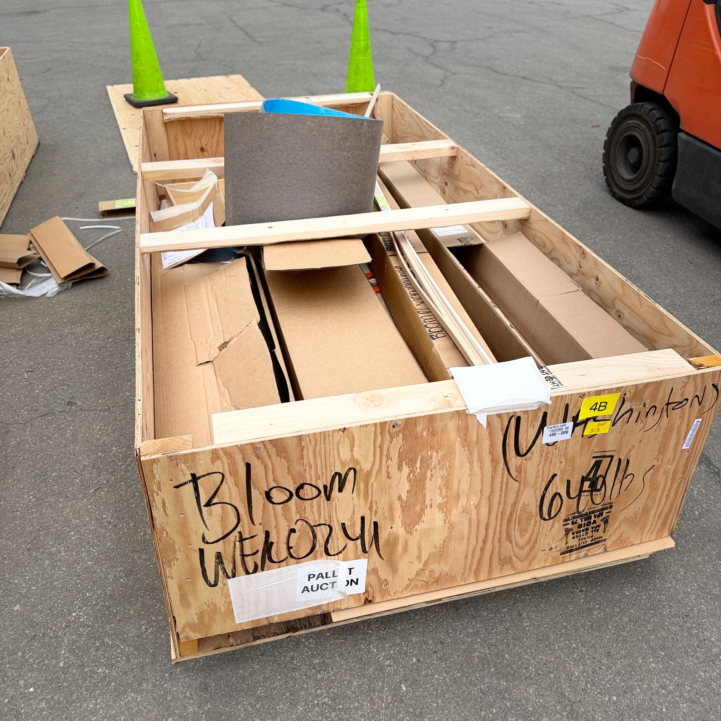 ZA@ Pallet of REBORN CABINETS Pressed Wood Cabinetry Parts Black, White (AS-IS)