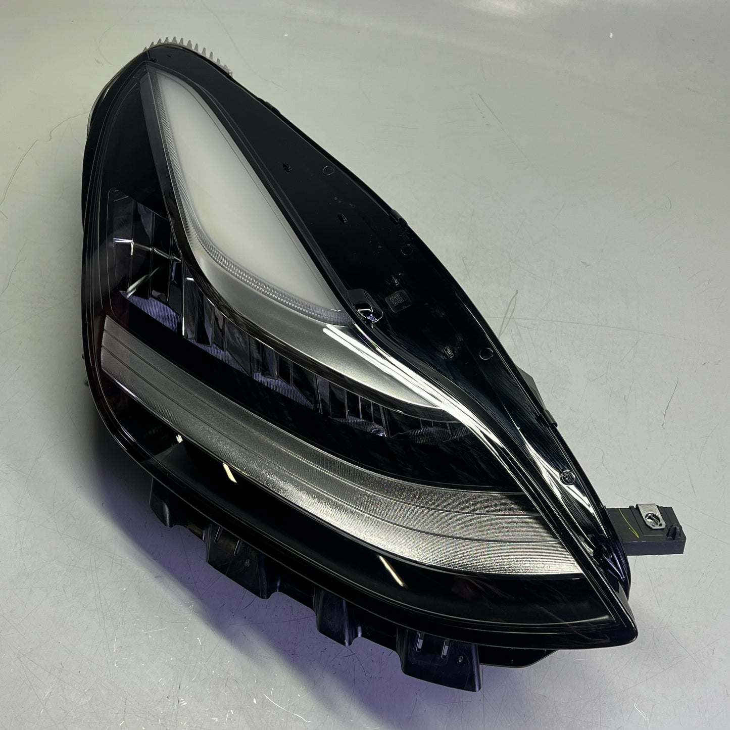 TESLA Genuine OEM RIGHT Headlight Assembly For 2027-2020 Tesla 1077372-00-L