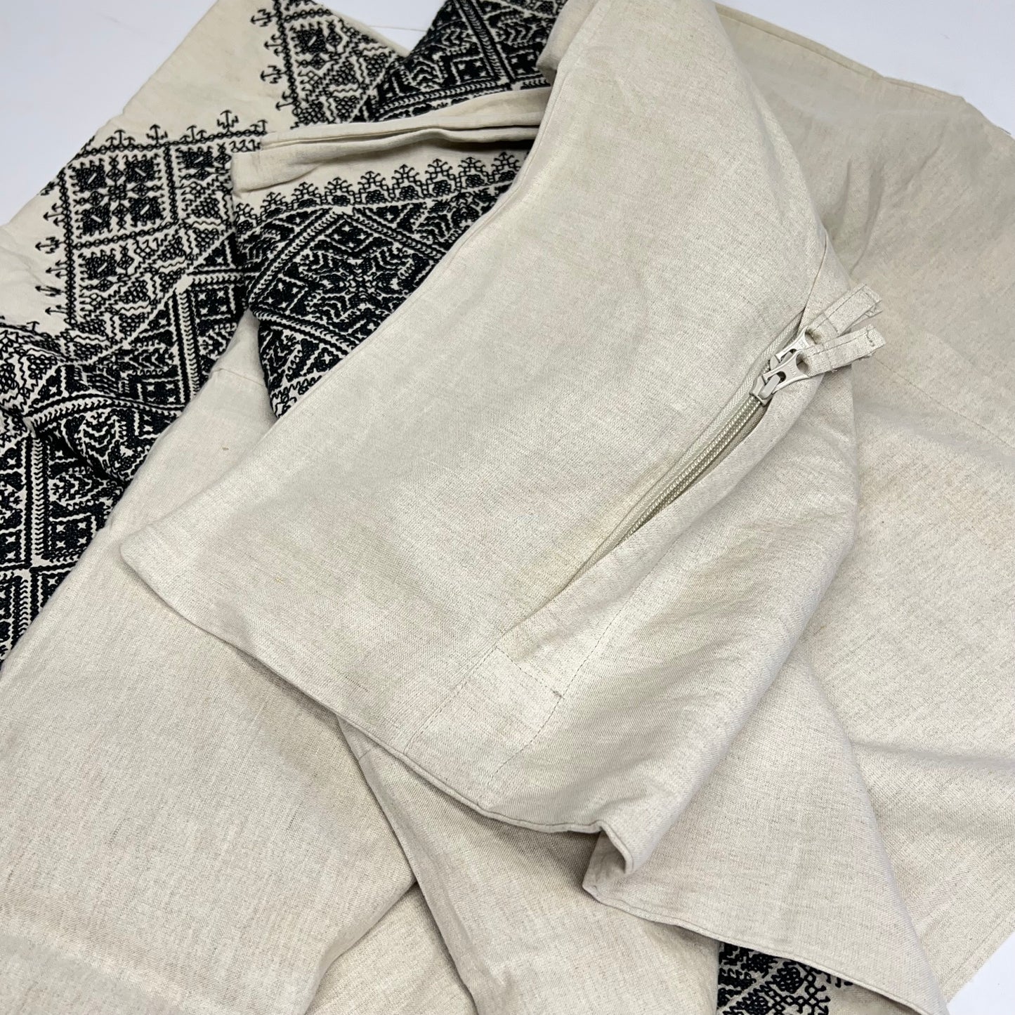 BANANA REPUBLIC Heirloom Embroidery Duvet Cover King 108"W x 96"L Black/Crème