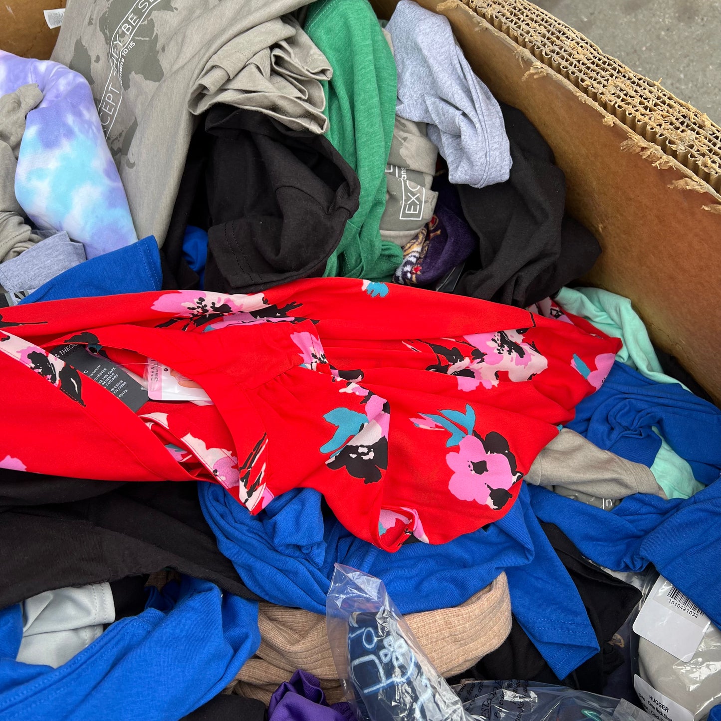 ZA@ Pallet of MIXED Clothing, Tee-shirts, Pants Childrens & Adult! (AS-IS)