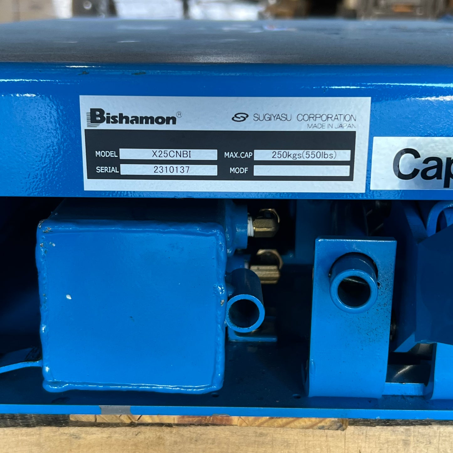 VERSACE Hydraulic Lift Table Max Cap 550 Lbs 20"W x 32"L x 6"-28"H Blue X25CNBI