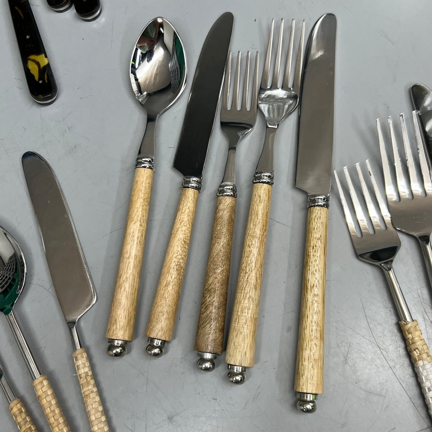 ZA@ PAYWUT Assorted Cutlery, Wine Glasses, and Commercial Dishwasher Rack