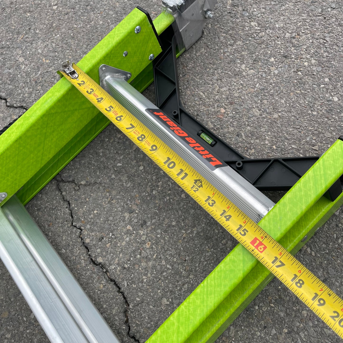 Z@ LITTLE GIANT Hyperlite Fiberglass Extension Ladder 24' 300 lb Load Cap 18724-186 (As-Is)