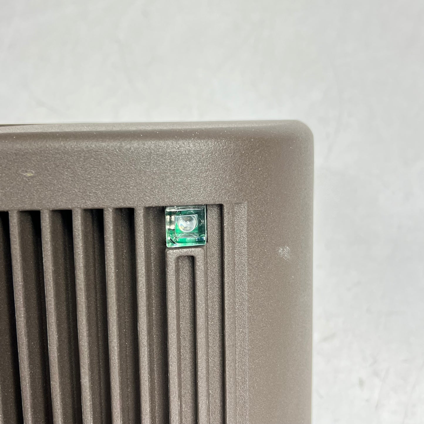 HUBBELL LIGHTING Led Wall Pack w/ Emergency Battery Backup 1500 Lumens Brown