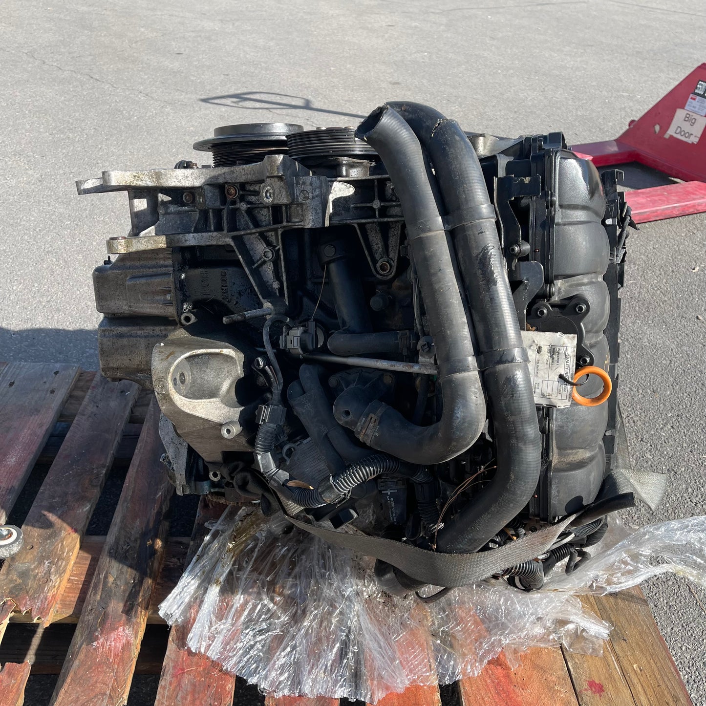 ZA@ Pallet of MIXED Engine Assembly for Volkswagen(?) (AS-IS)