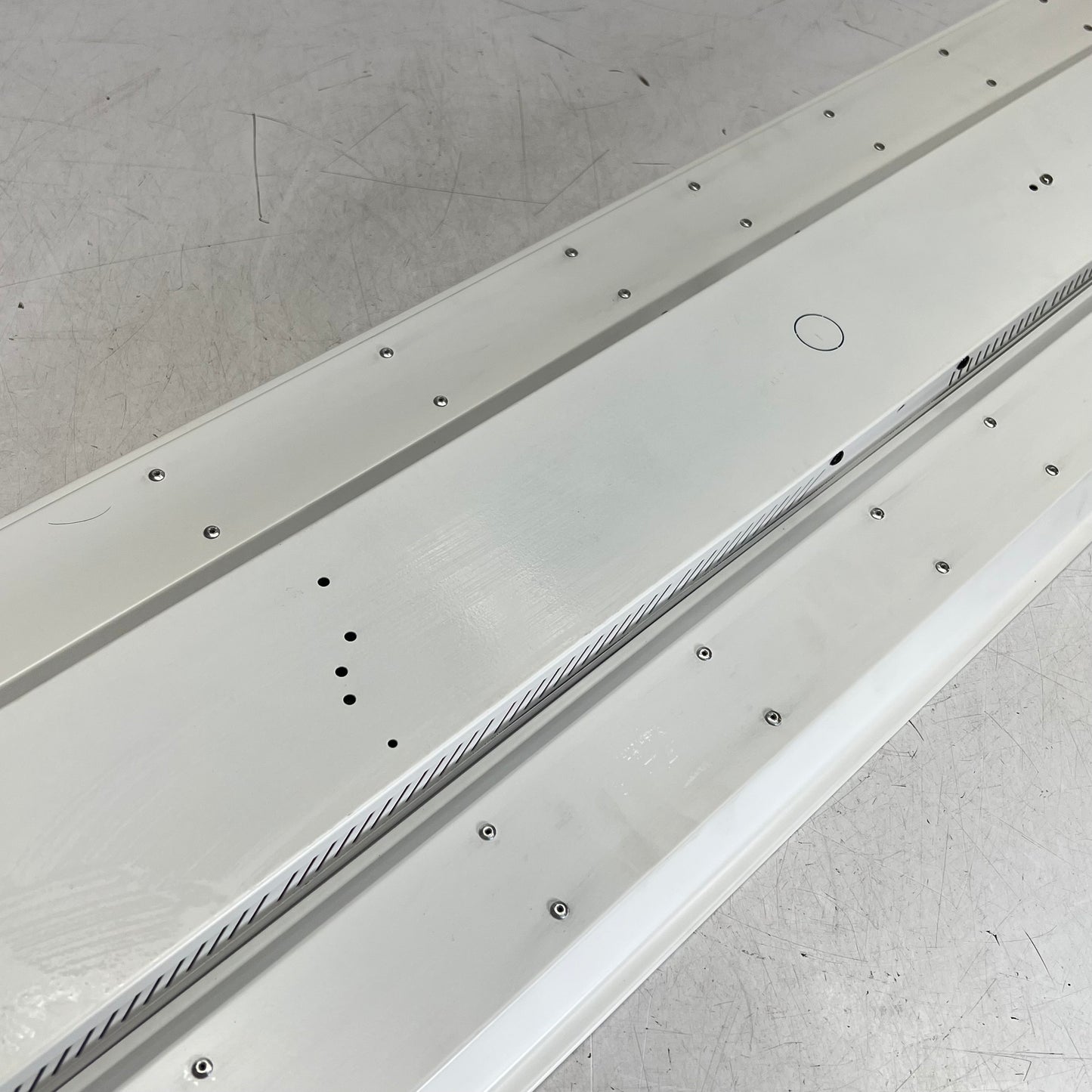 HBL Bay Linear W/ Z10 Control-ready 120-277V White HBL/300S/44FR/8CS-Z10