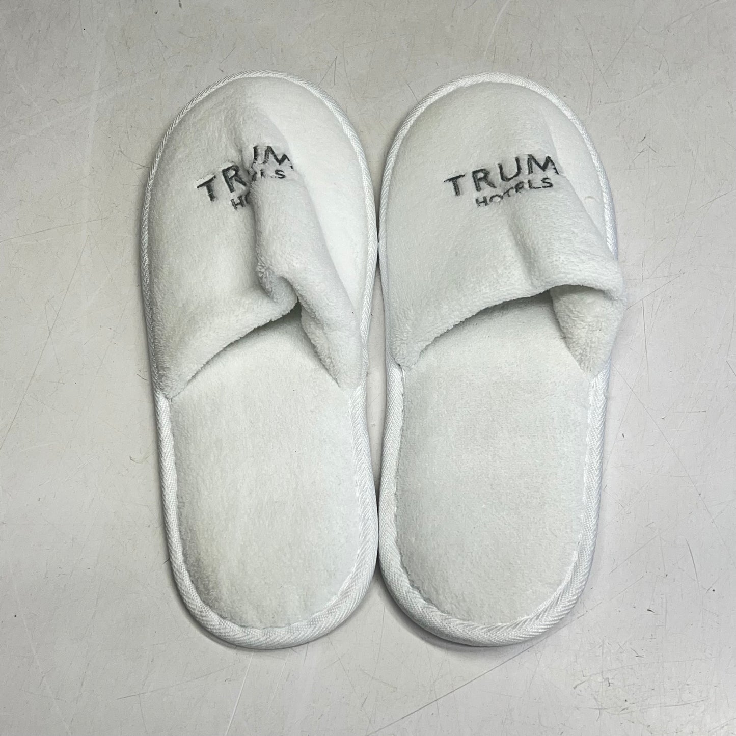 TRUMP STORE Embroidered Spa Slippers Men's Sz 12 Women's Sz 14  White/Silver