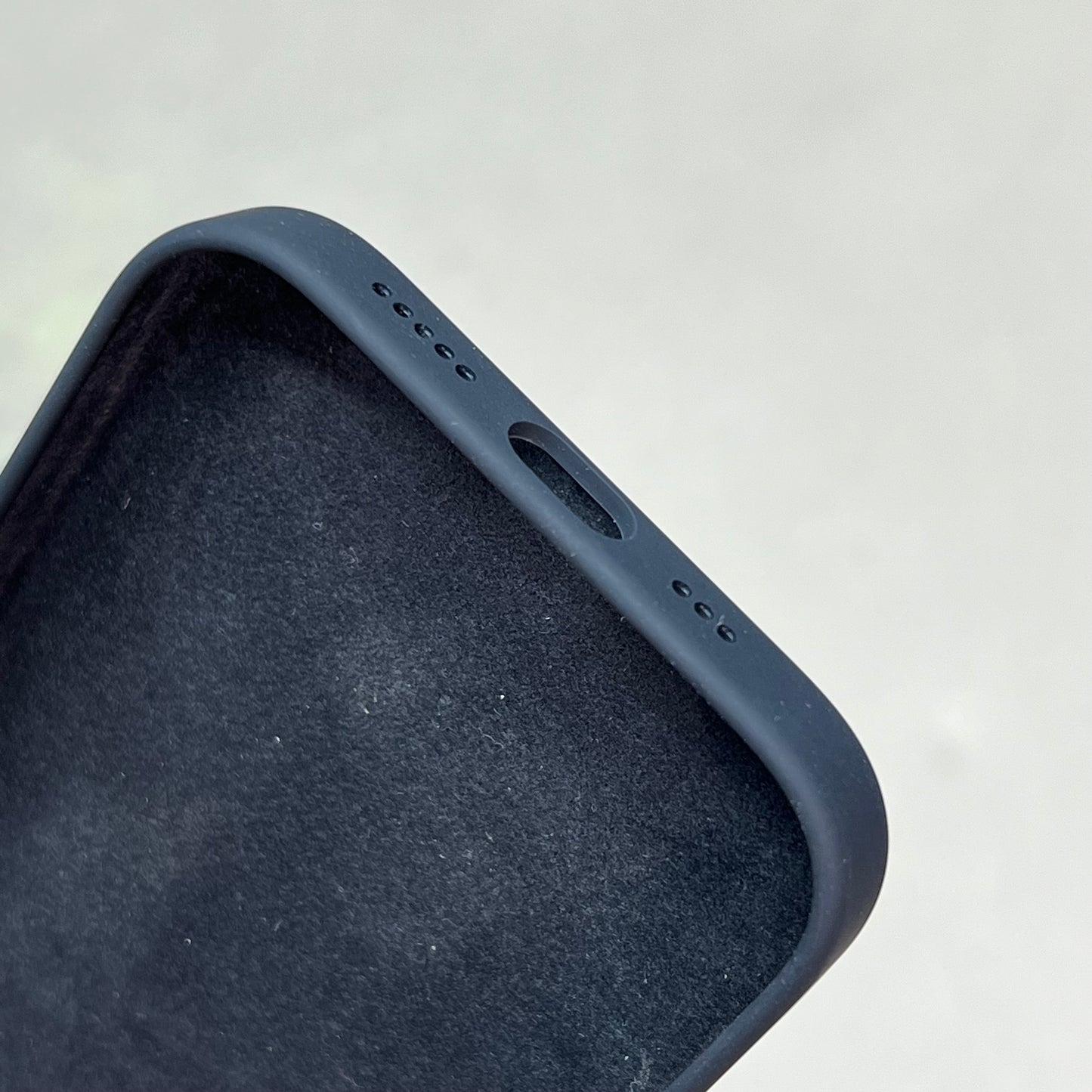 APPLE 14 Pro High Quality Silicone Case W/ MagSafe Midnight  MPTE3ZM/A (Return)