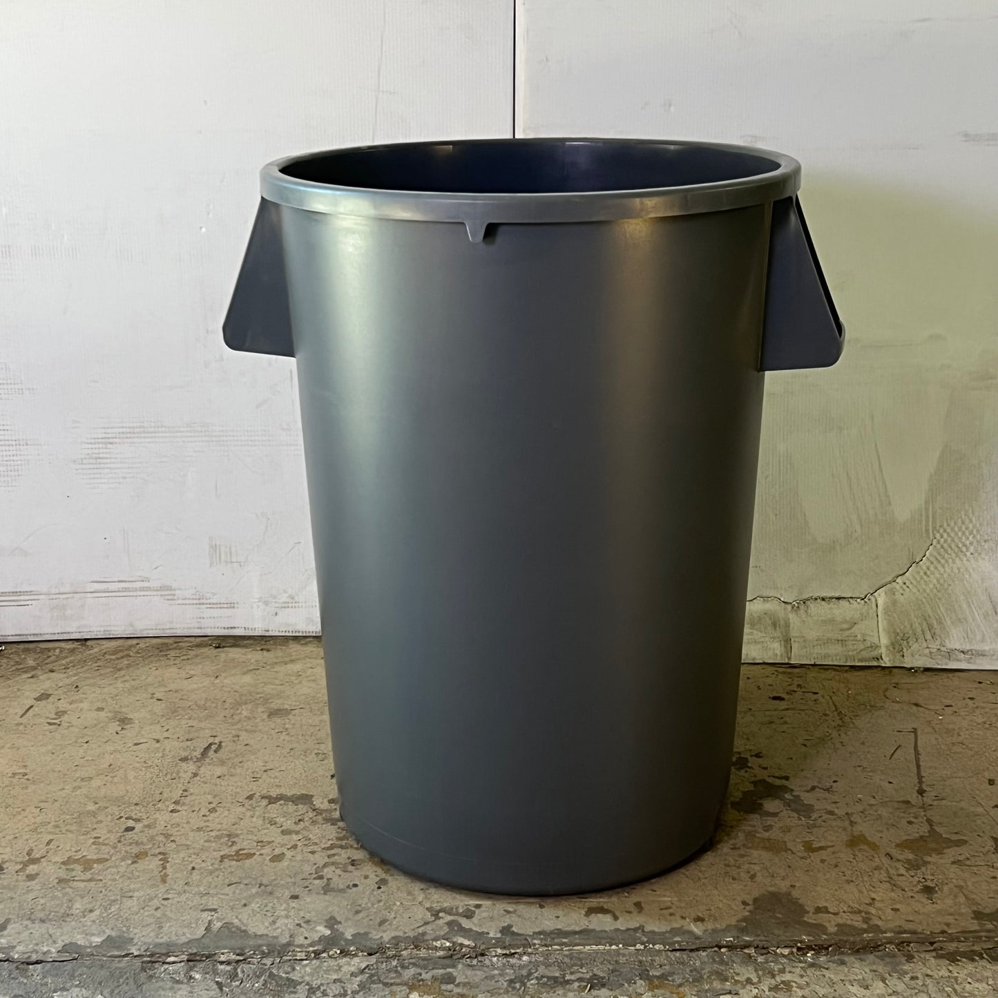 SPARTA Waste Container 44 Gal. Bronco Round 84104423