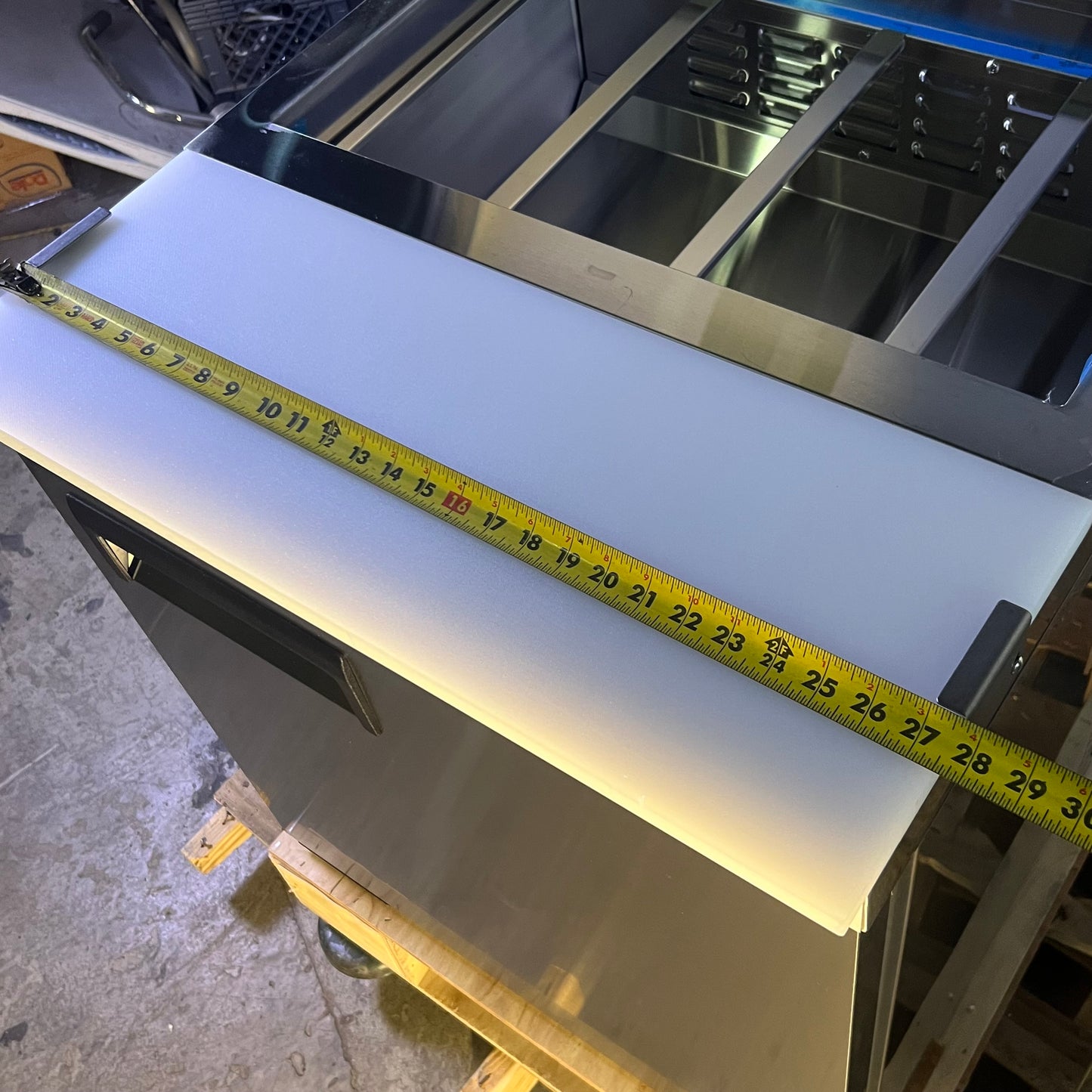 ZA@ AVANTCO 27" 1 Door Refrigerated Sandwich Prep Table 178APT27HC (New Other, Minor Damage)