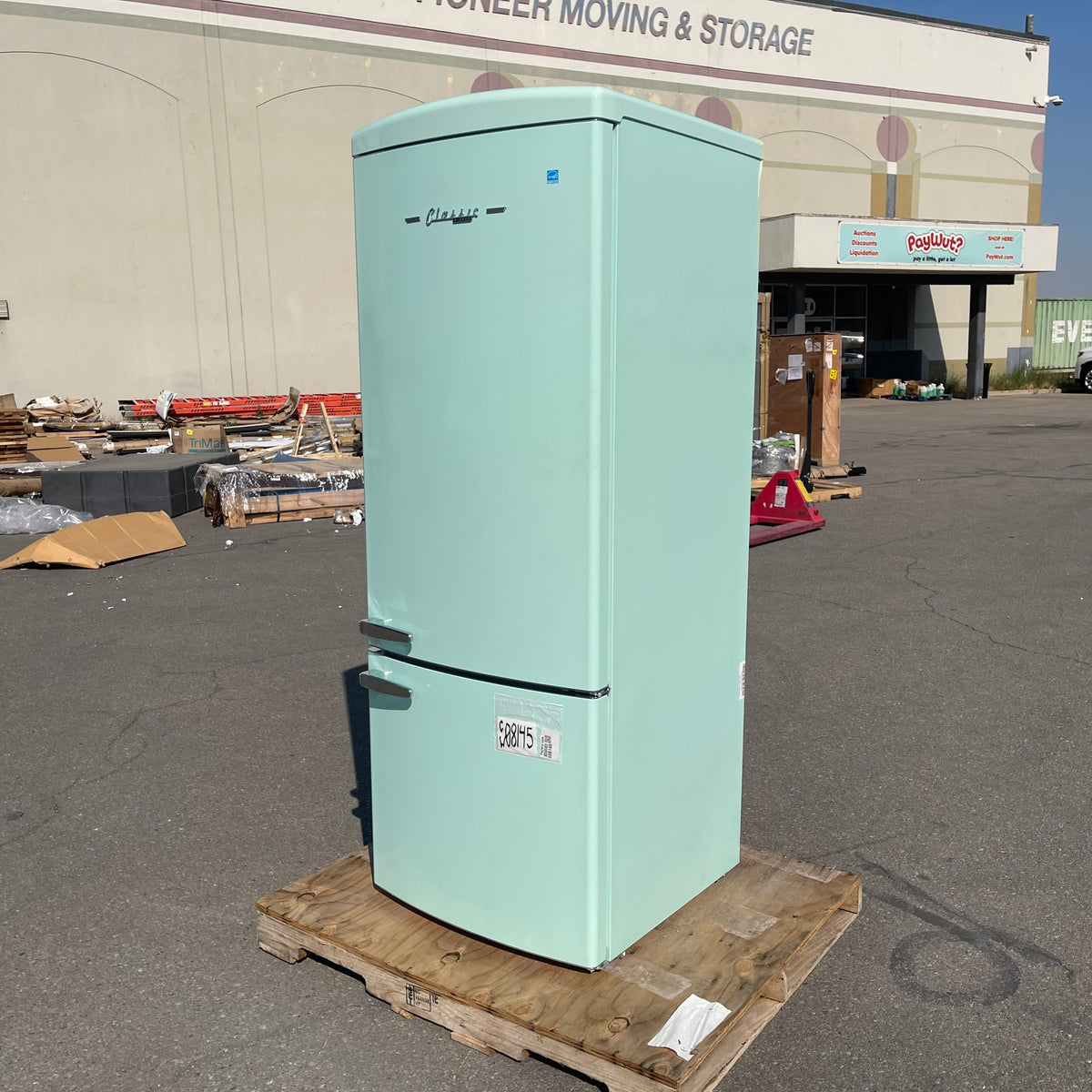 UNIQUE APPLIANCES Classic Series Bottom Mount Refrigerator 75"x29"x28" Ocean Mist UNQ-455L (Good)