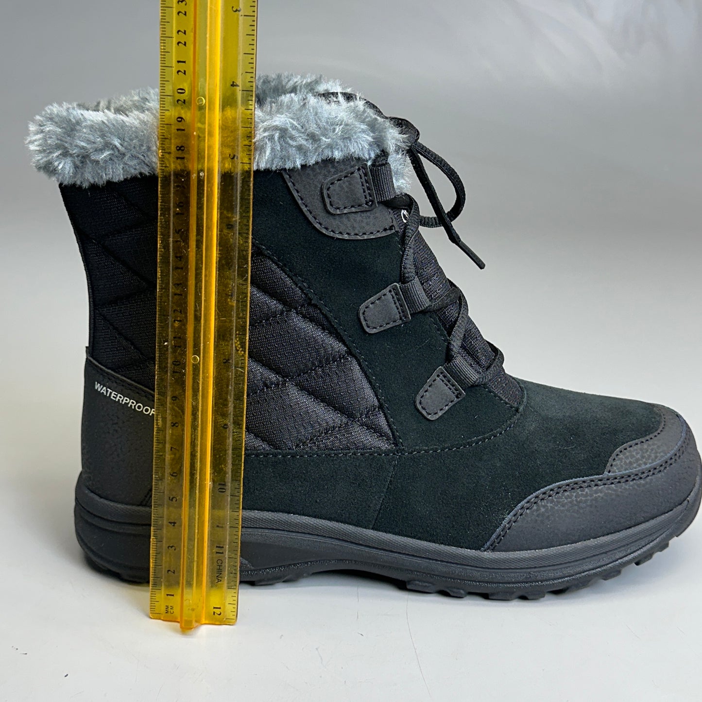 COLUMBIA women Ice maiden Shorty Size 10.5 1862391