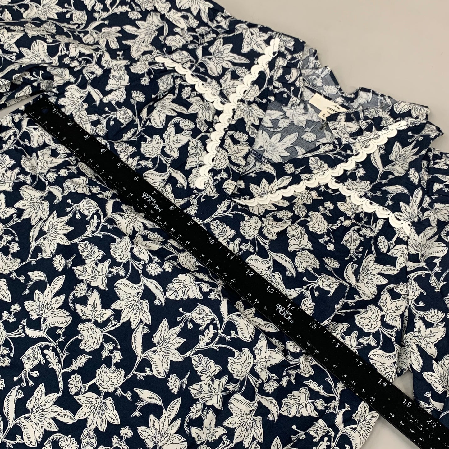 ENTRO Floral Pattern Ruffle Blouse Women's Sz S Navy/White T25612