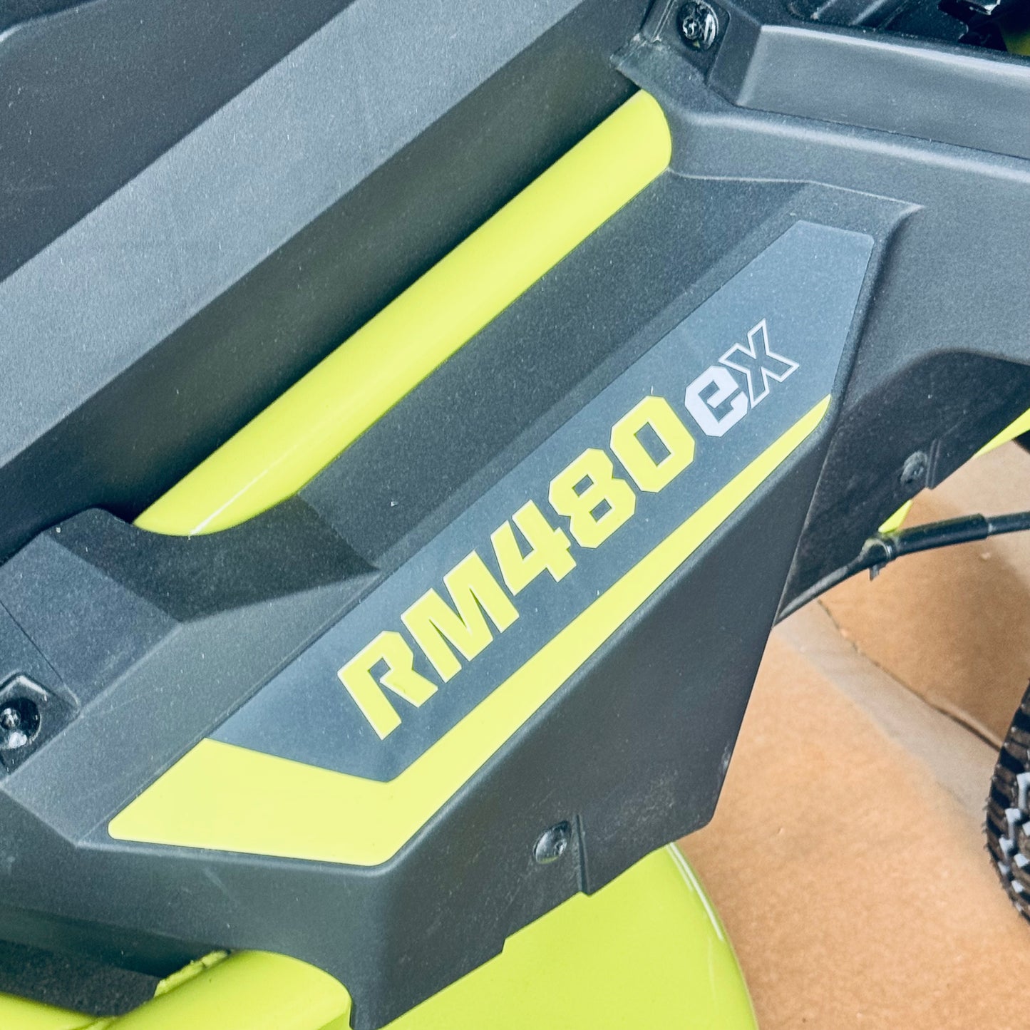 ZA@ RYOBI RYOBI 48V Brushless 38 in. 100 Ah Battery Electric Rear Engine Riding Lawn Mower Sz 64”Lx44”Hx41”W, Green & Black Color (AS-IS, Dinged Steering Wheel)