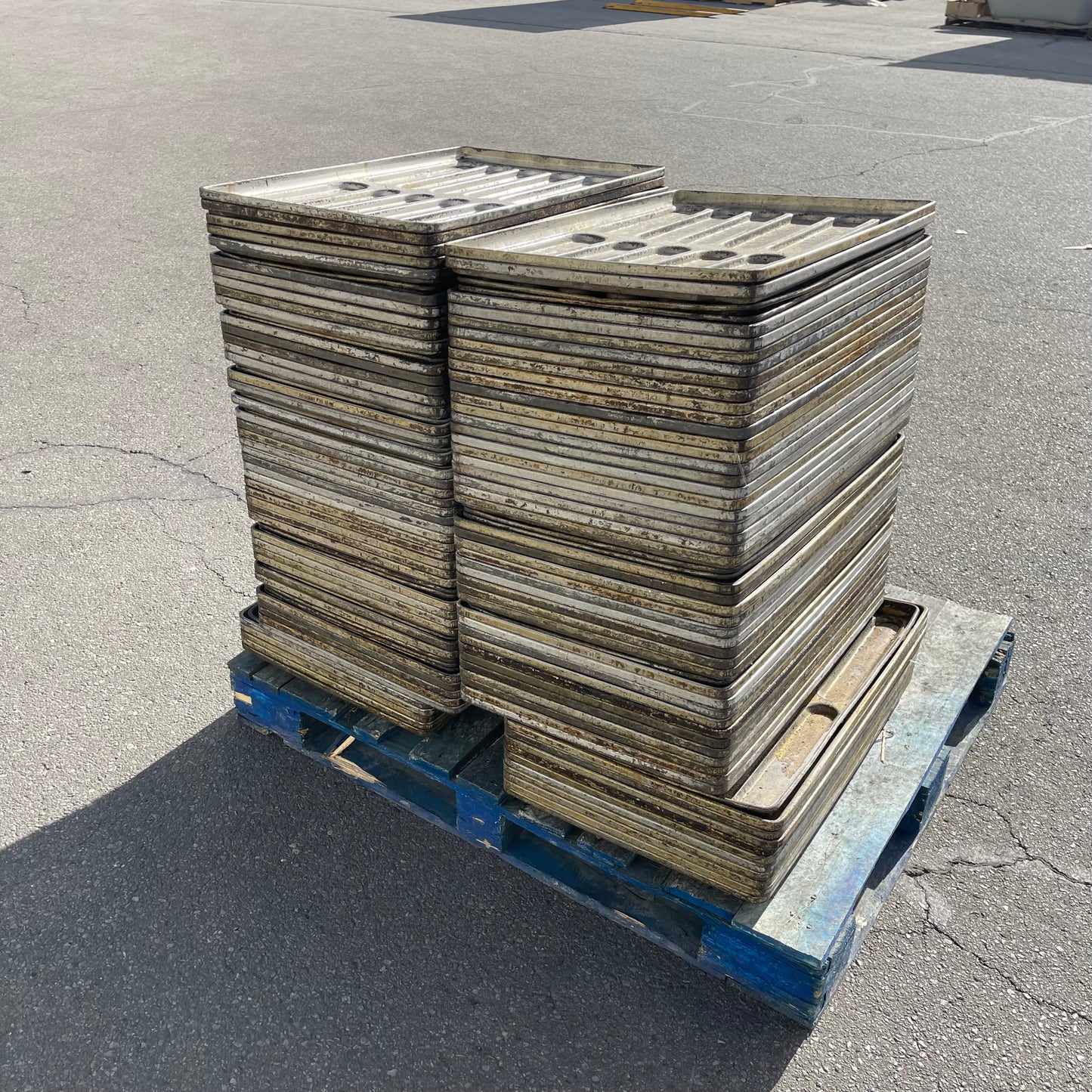 ZA@ Pallet of MIXED Bread Baking Trays, Steel 26.5”x18.5” pans ~900 lbs total (AS-IS)