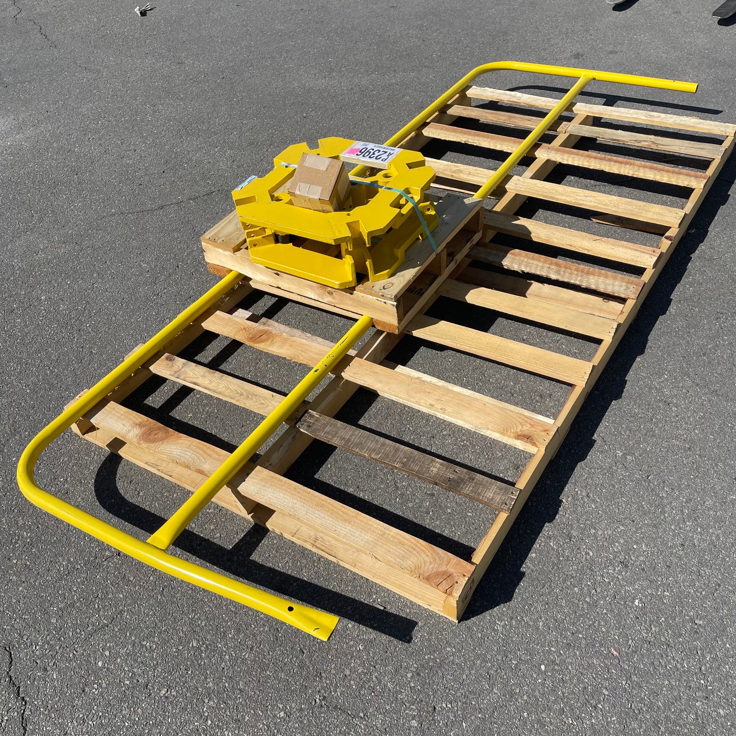 ZA@ Pallet of GARLOCK RailGuard Bases and Gate, Yellow 124"x41" (AS-IS)