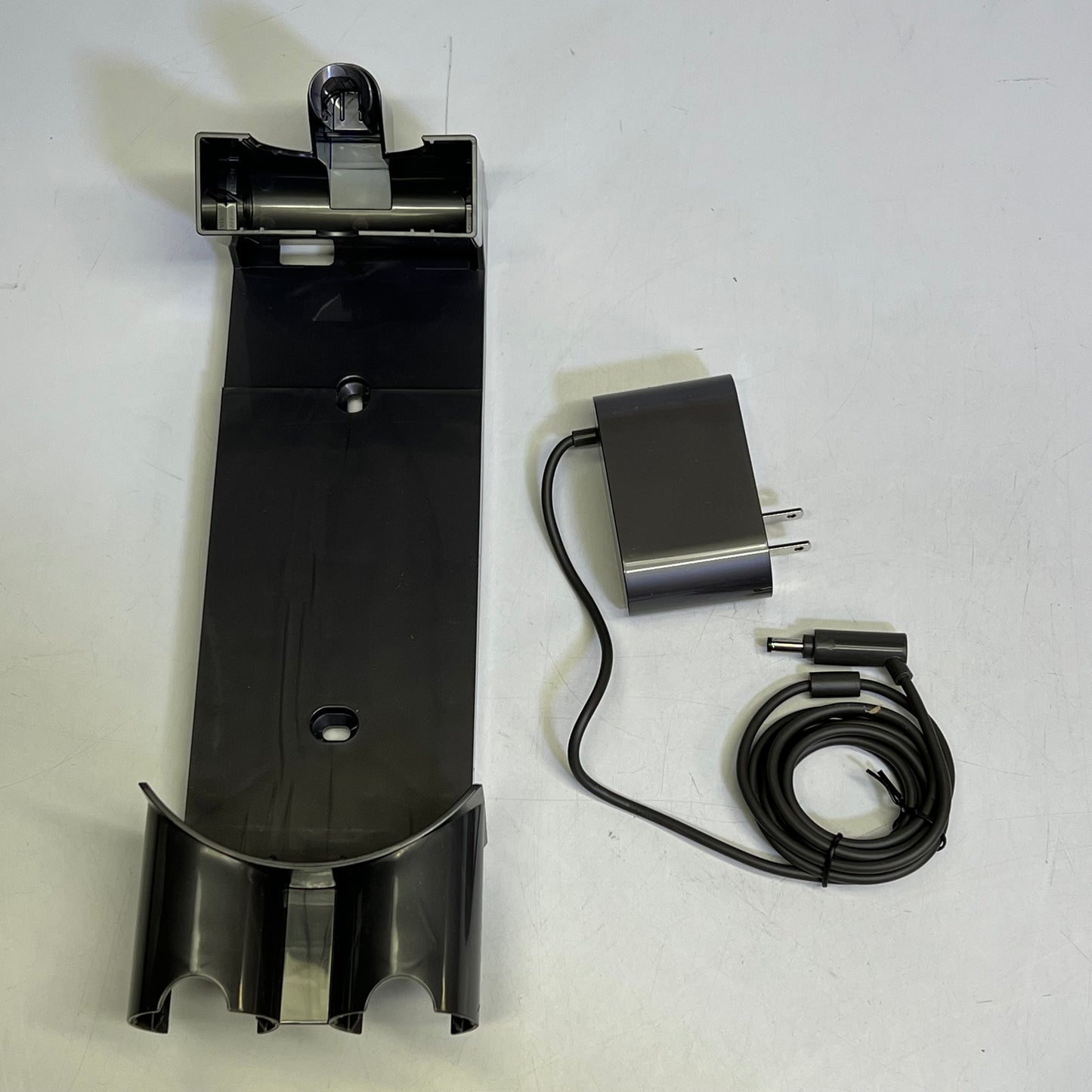 DYSON V8 Cordless Vacuum W/ Attachments 115 Air Watts Suction 400473-011