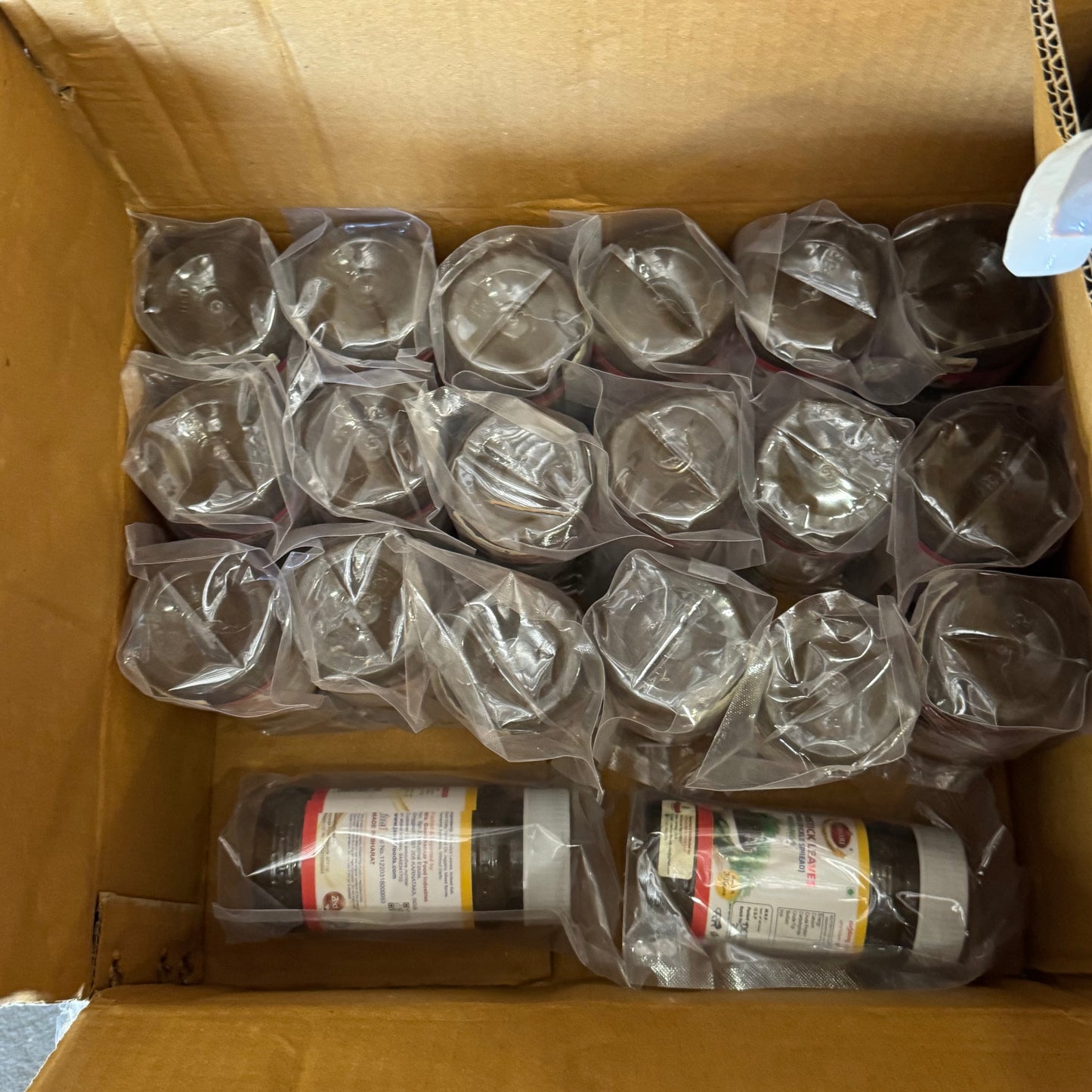 ZA@ Pallet of MIXED Merv 7 Pleat Captures, Storage Lids Fits, Traditional Chinese Sauce, Labels, Moringa, Bean Paste ( AS-IS)