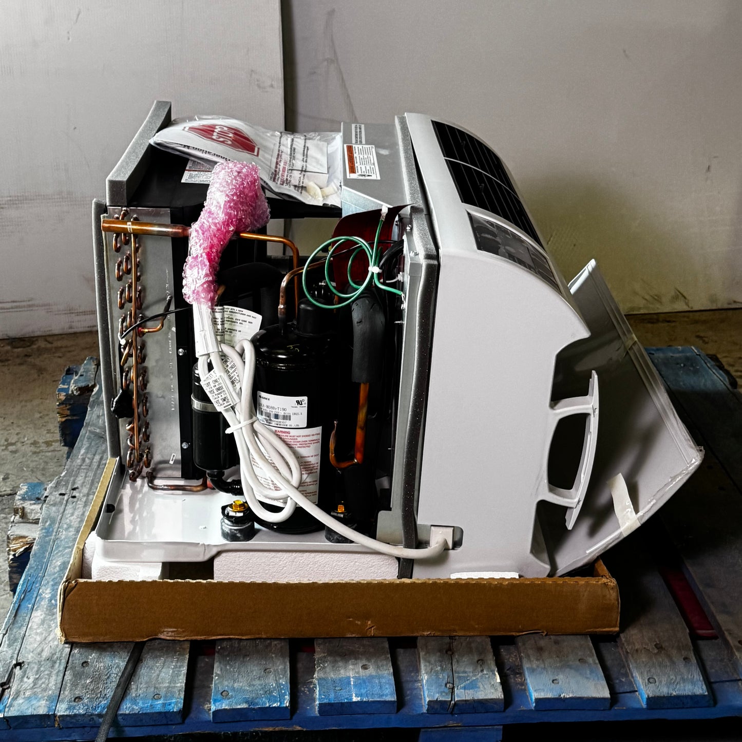 FRIEDRICH Wall Air Conditioners 12000 BTU Cool, 230V White WET10A33A (New Other, Minor Damage)