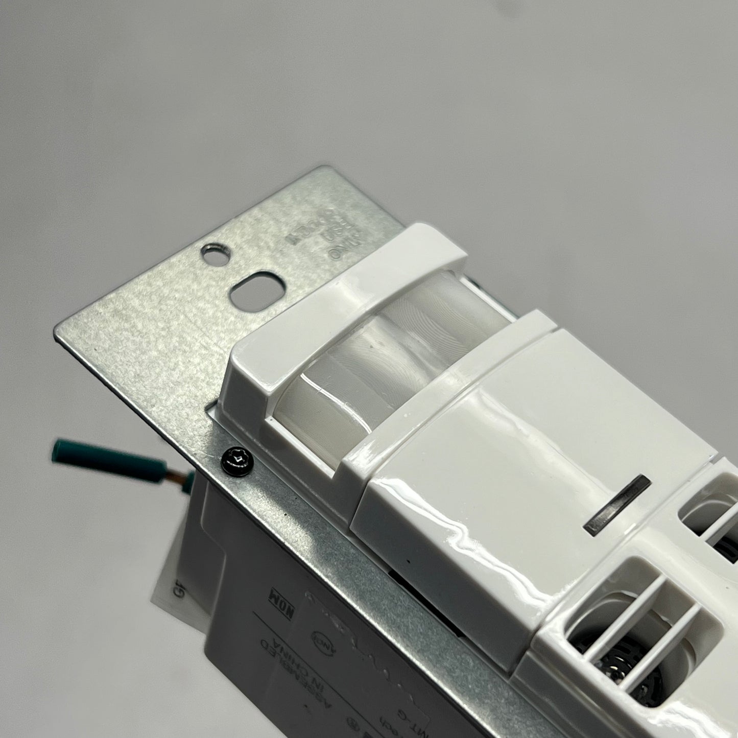 LEVITON  Wall Box Occupancy Sensor Multi-technology  120-277V 2400SF OSSMT-GDW