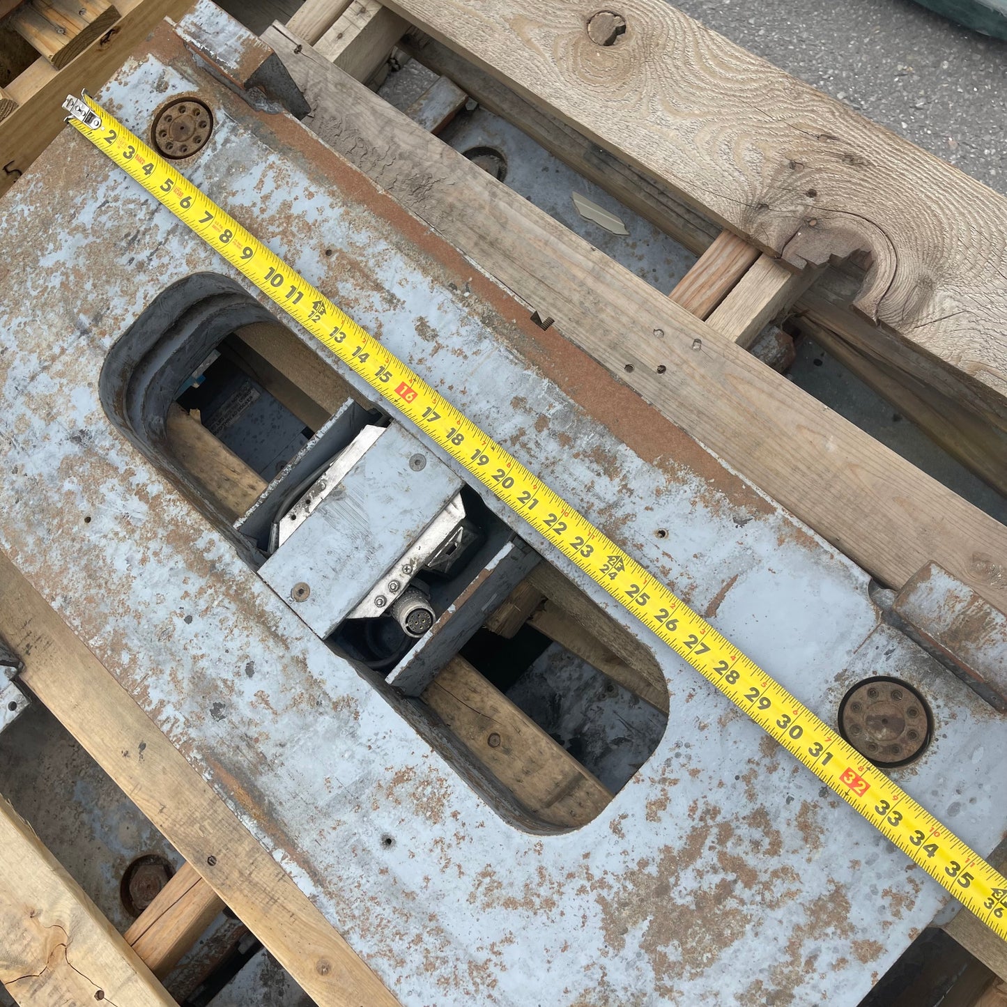 Z@ AVERY Weigh-Tronix Forklift Scale, 5000 lbs Capacity, Accuracy Class III, QTLTSC-05 (AS-IS) Roughly 415 lbs