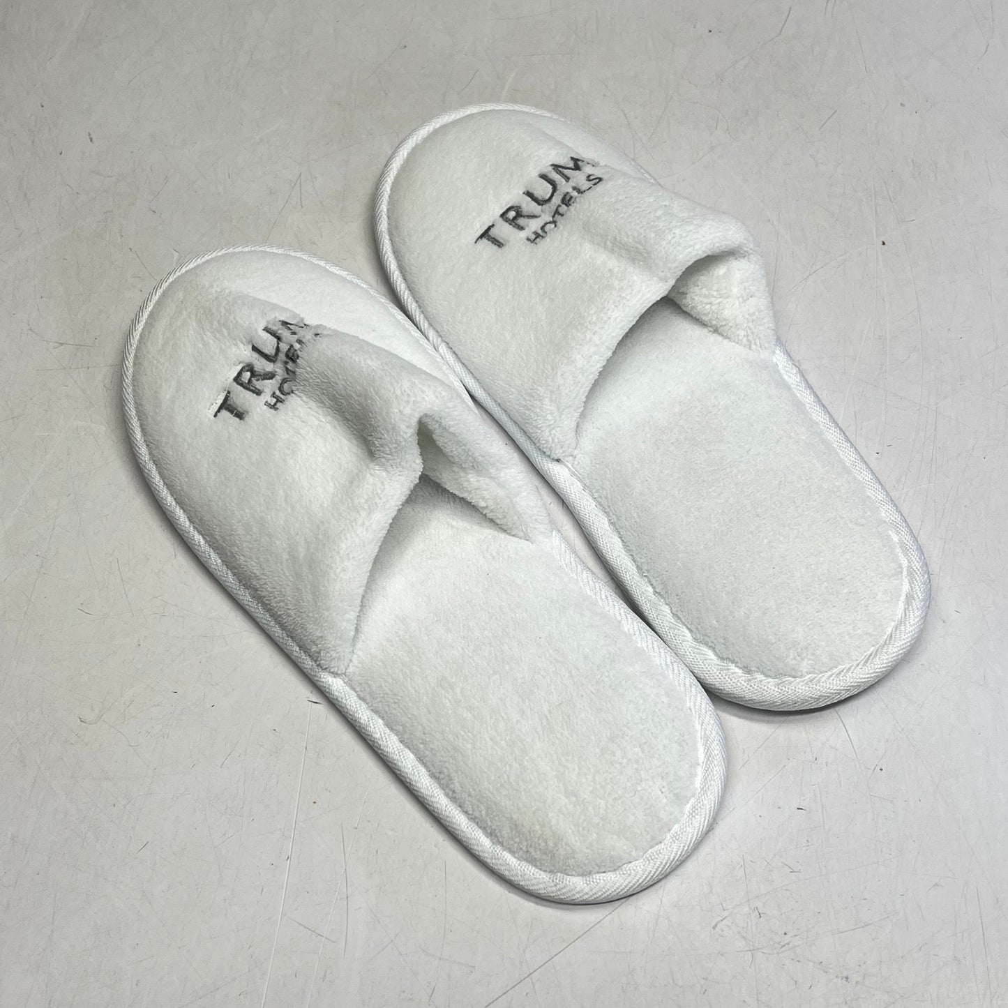 TRUMP STORE Embroidered Spa Slippers Men's Sz 12 Women's Sz 14  White/Silver