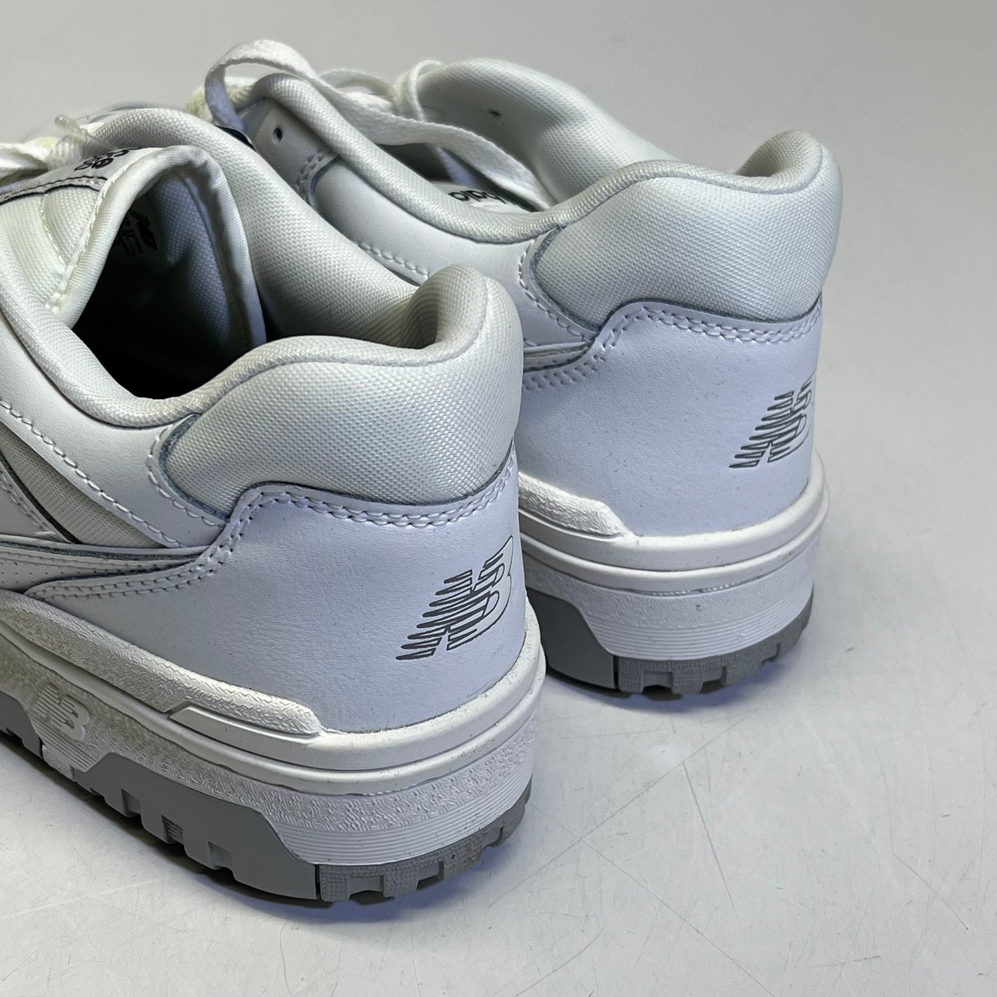 NEW BALANCE  Bb550 Low Top Basketball Sneaker Men's Sz 8.5 White XBB550PB1