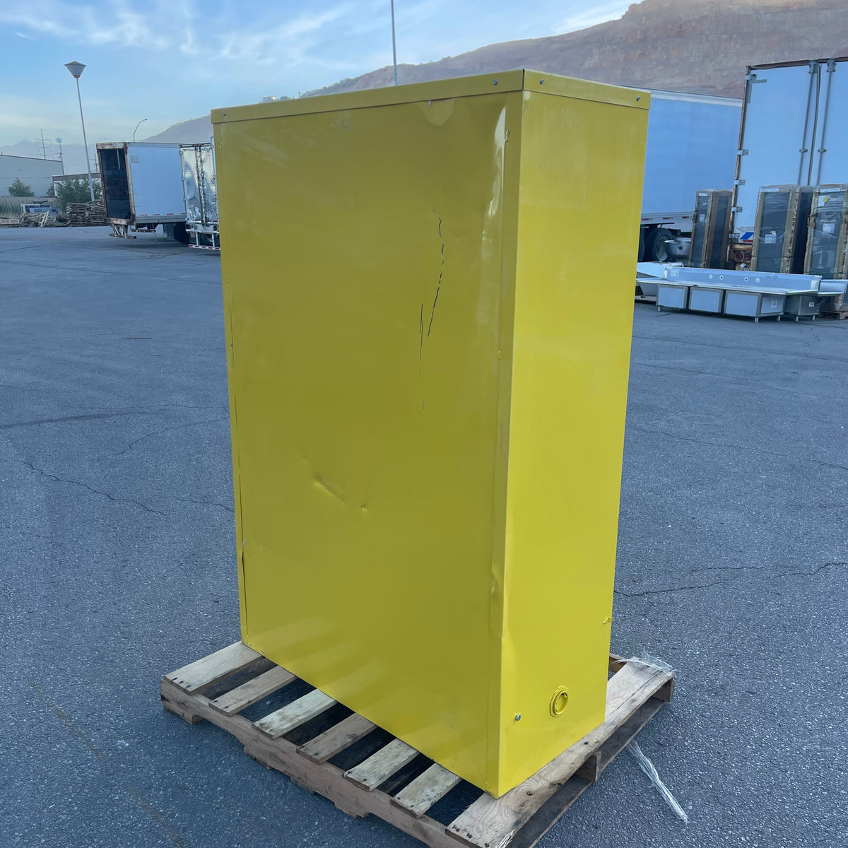 JAMCO Self Closing Flammable Safety Storage Cabinet 45 Gal Yellow BS45YP