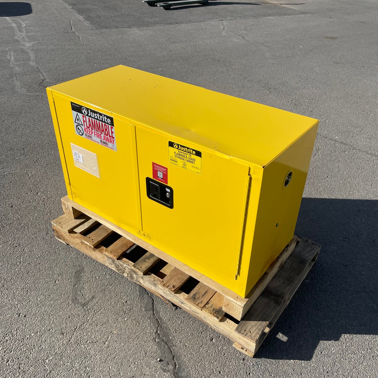 Z@ Pallet of JUSTRITE Sure-Grip EX Flammable Liquid Storage Cabinet 17 Gal Capacity 43"x24"x18" 891700
