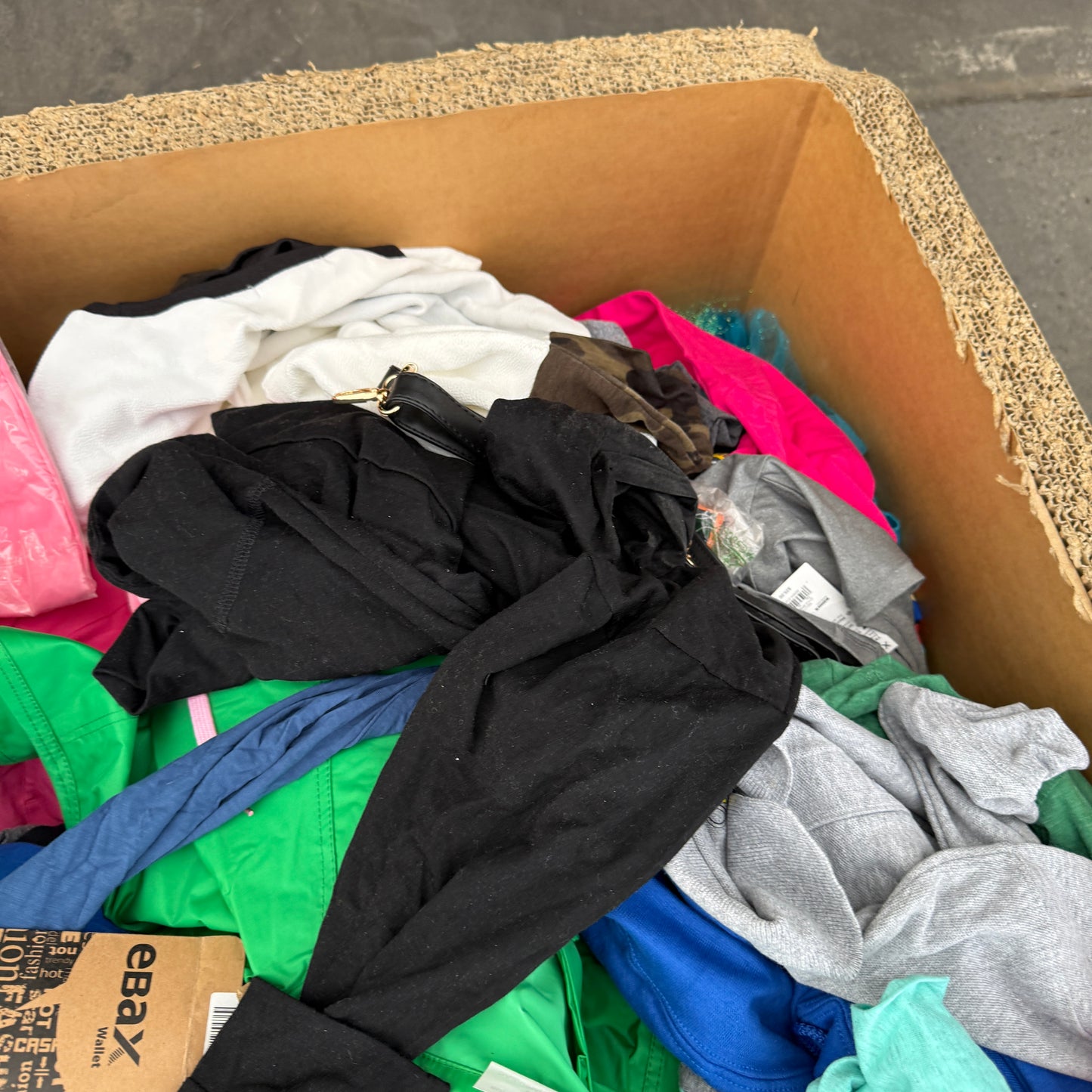 ZA@ Pallet of MIXED Men’s & Women’s Clothing & Kid’s Costumes