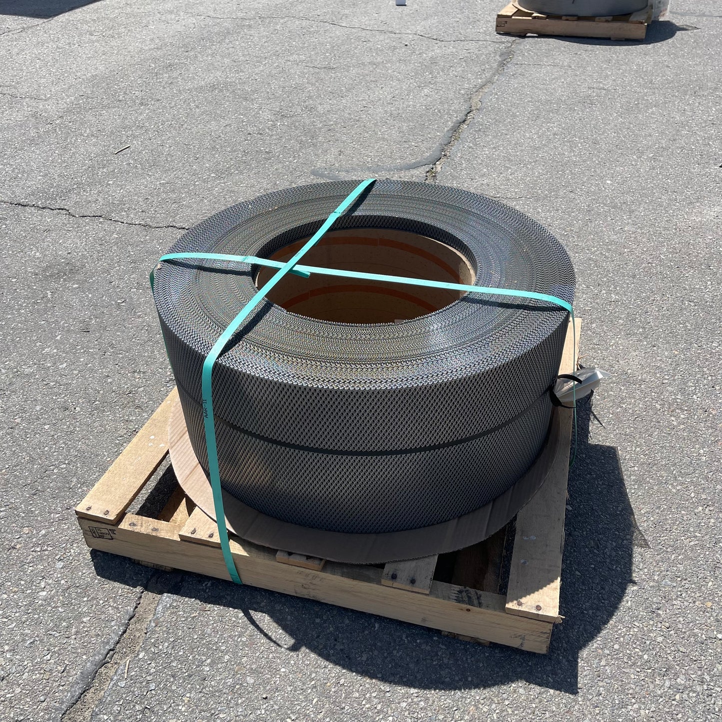 ZA@ Pallet of METALEX Expanded Metal Mesh Roll for Machine Guards, Filters, Sunshades, Fencing, etc. 14” W Steel (AS-IS)
