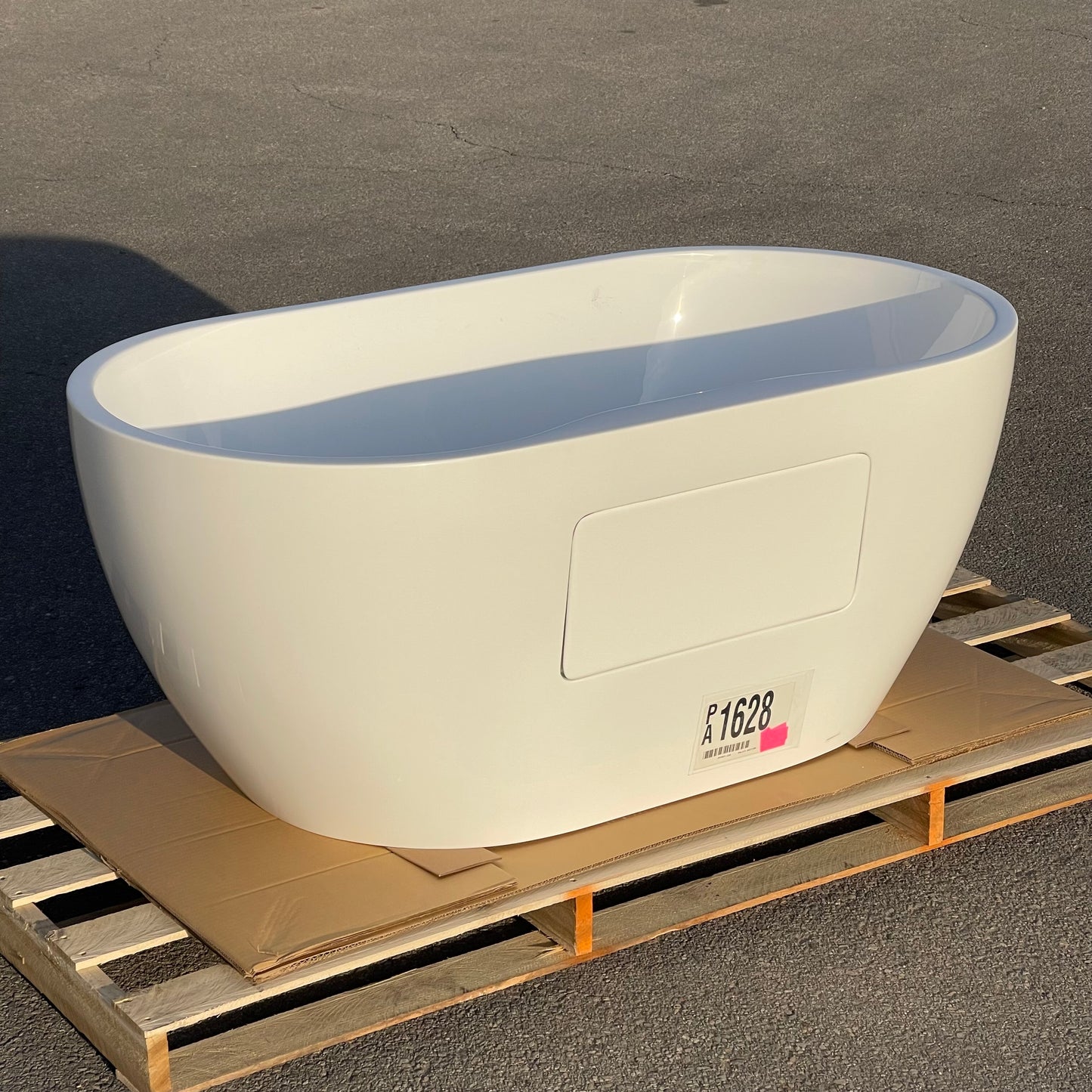 ZA@ Pallet of VINTAGE Acrylic Freestanding Bathtub 56”x29”x23” RMAQ340 (AS-IS)