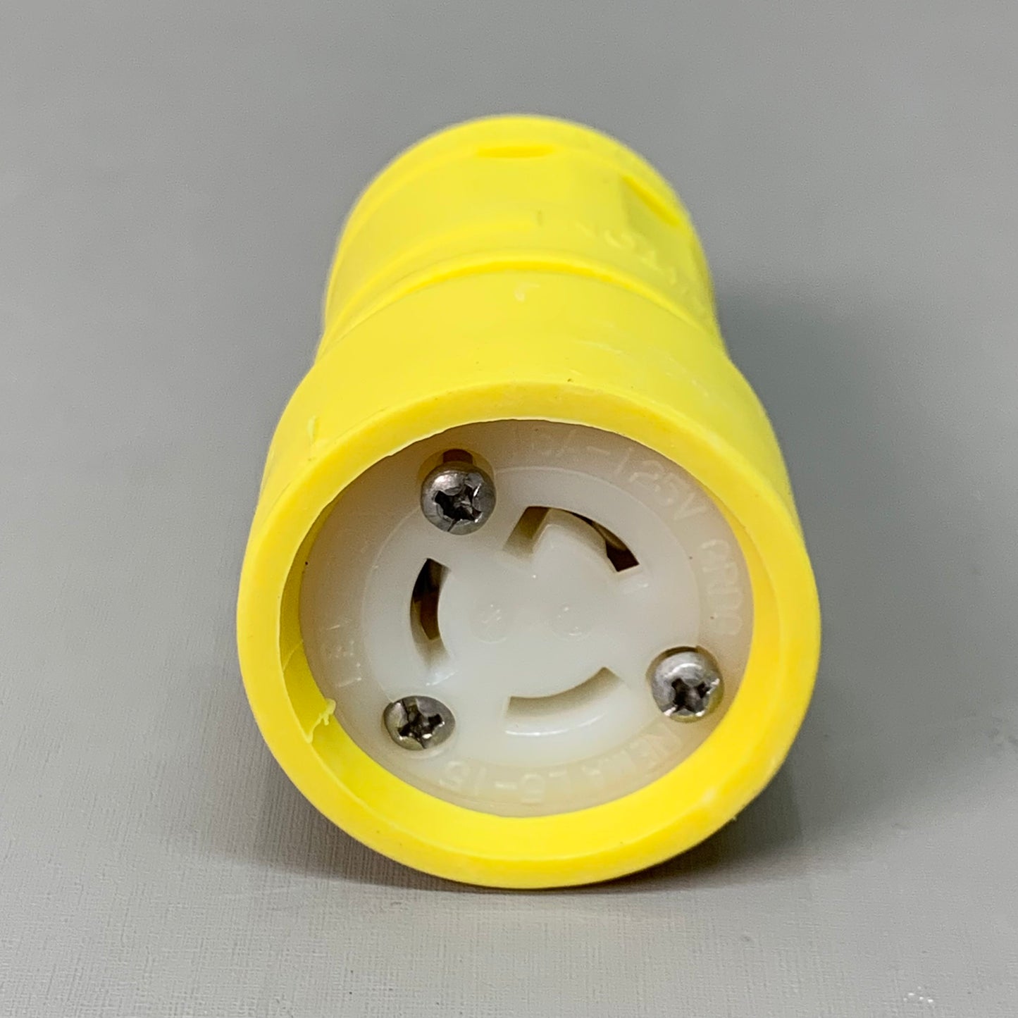 LEVITON Locking Connector Industrial Grade Grounding Wetguard 15-Amp 125-Volt Yellow