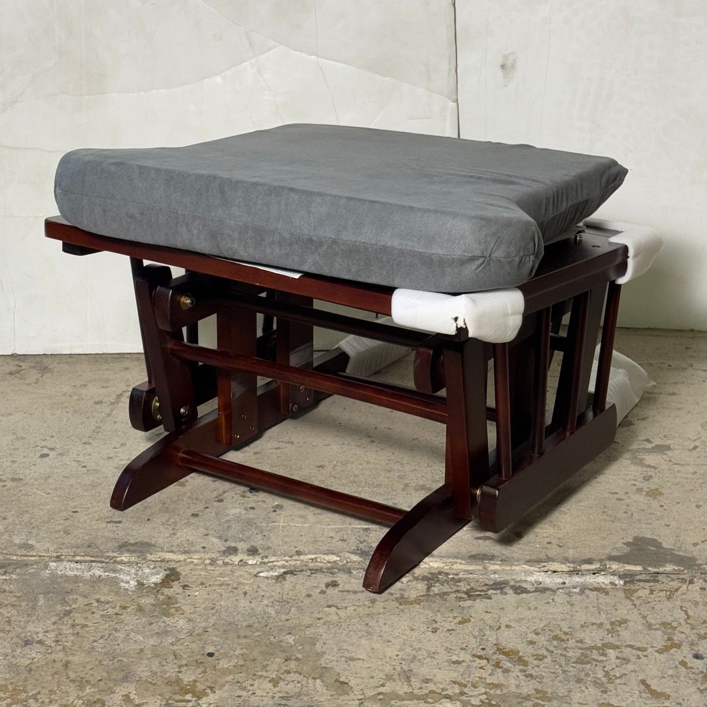 STORKCRAFT Glider & Ottoman Sz 21” x 22” x 39” 06554-589-BF (Box Distressed)