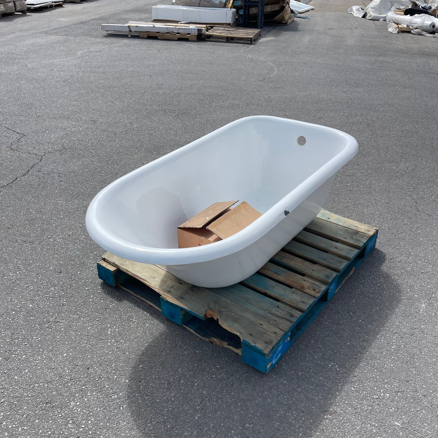 ZA@ Pallet of MIXED Freestanding Clawfoot Bathtub 60”x29”x18” (AS-IS)