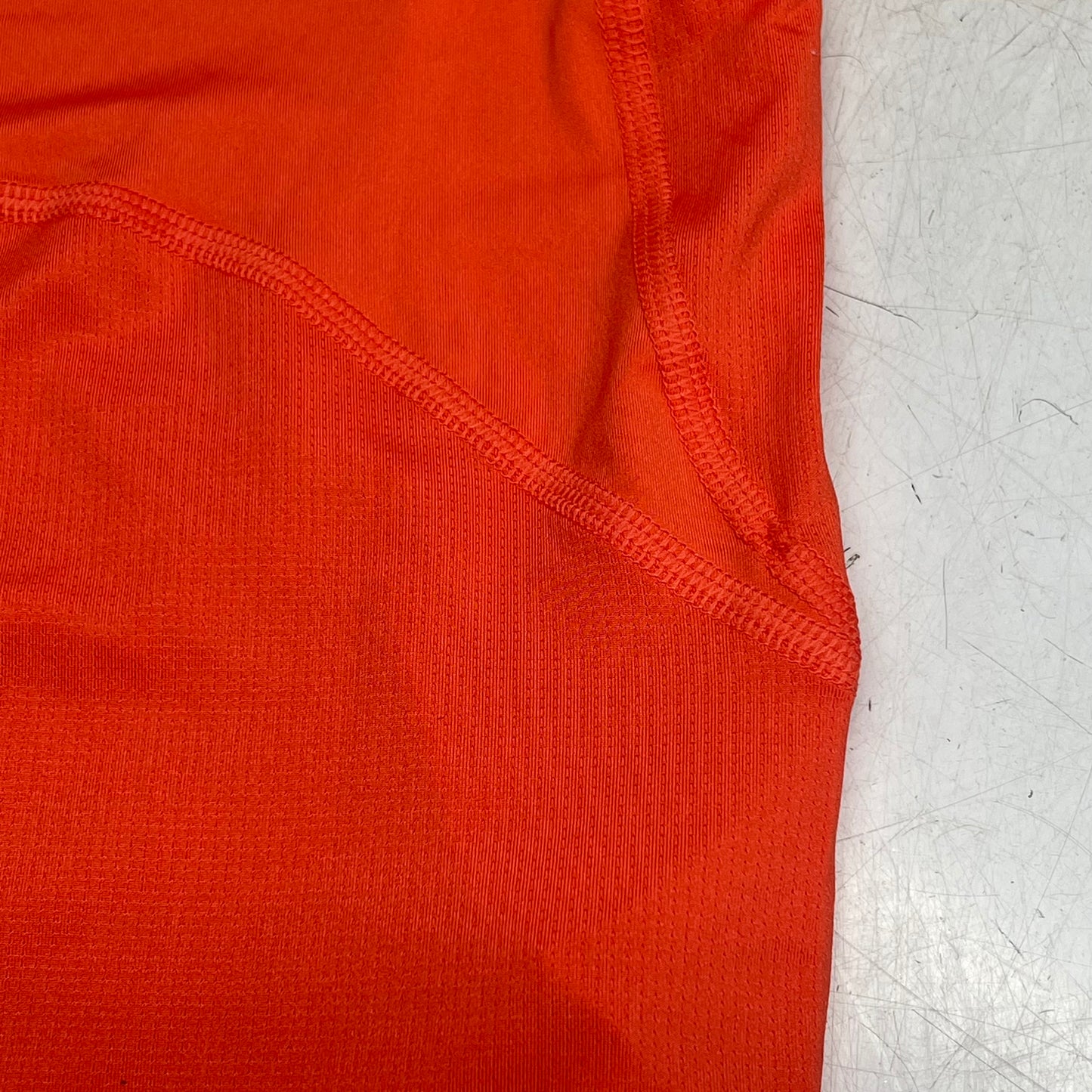 UNDER ARMOUR  Heat Gear Fabric Short Sleeve Shirt Boys Sz J-M Venom Red 1361723