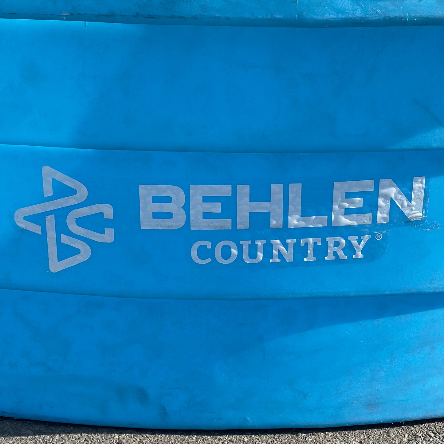 Z@ BEHLEN Poly Stock Farm Water Tank, Blue 625 gal, 8’ dia x 2’ depth (AS-IS)