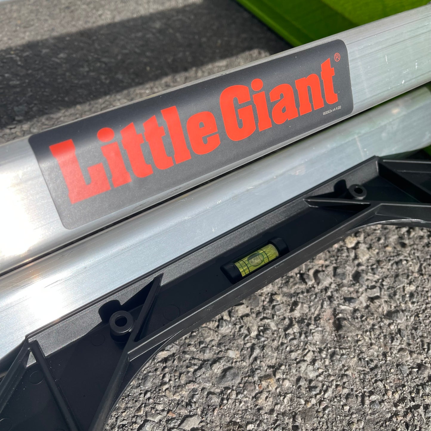 Z@ LITTLE GIANT Hyperlite Fiberglass Extension Ladder 24' 300 lb Load Cap 18724-186 (As-Is)