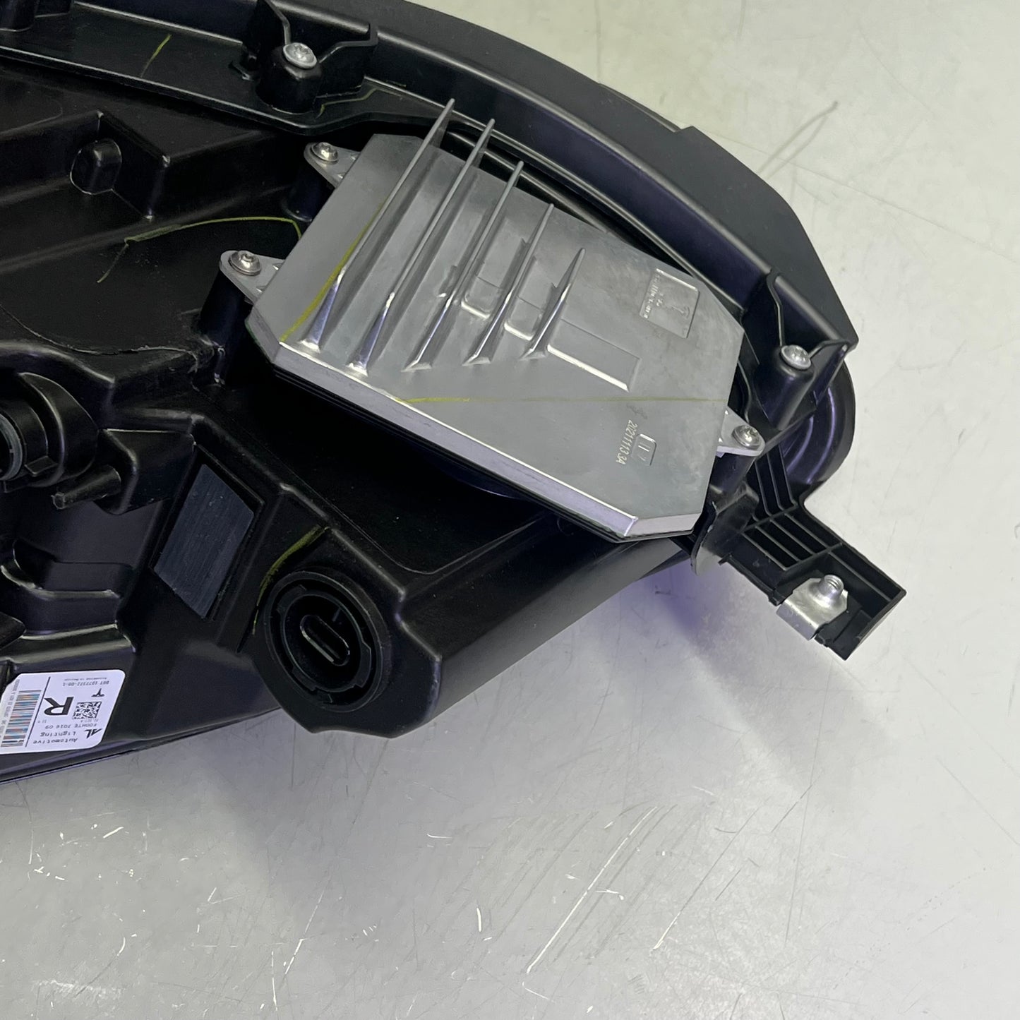 TESLA Genuine OEM RIGHT Headlight Assembly For 2027-2020 Tesla 1077372-00-L